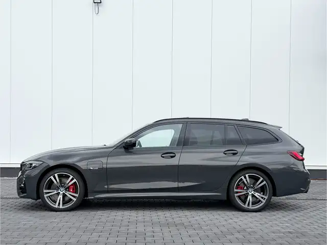 BMW 3 Series view 4