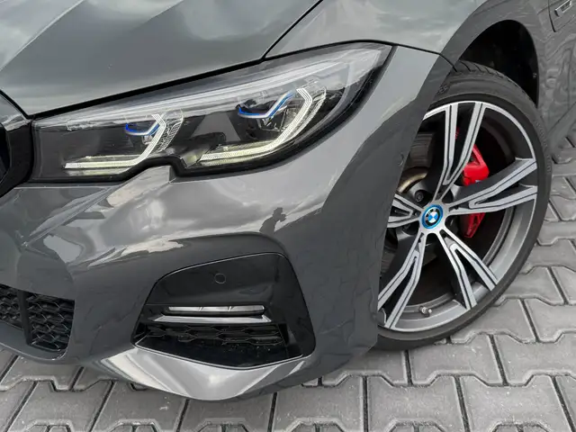 BMW 3 Series view 15