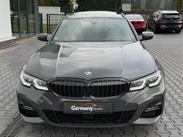 BMW 3 Series view 10