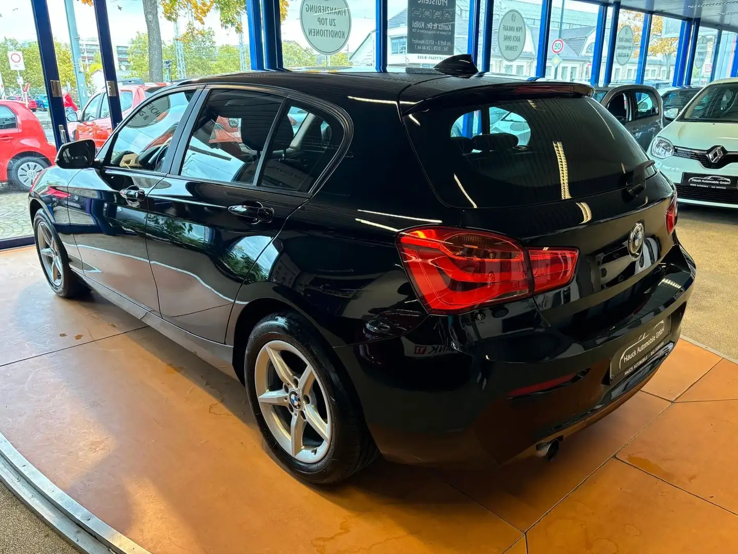 BMW 118 Baureihe 1 Lim. 5-trg. 118 i /2.Hd/SHZ/SH/BT Schwarz - 2