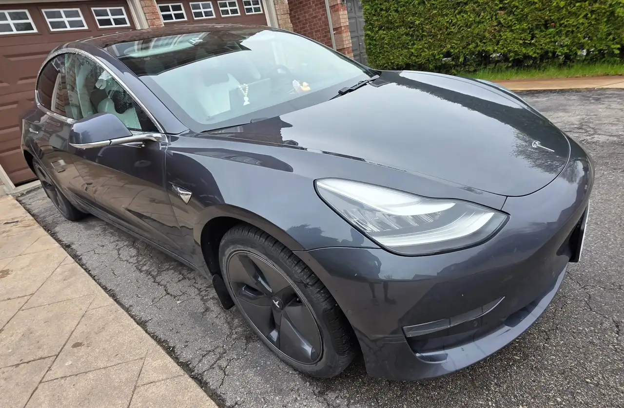 Tesla Model 3 снимка Tesla Model 3