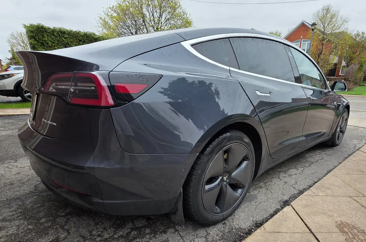 Tesla Model 3 снимка Tesla Model 3