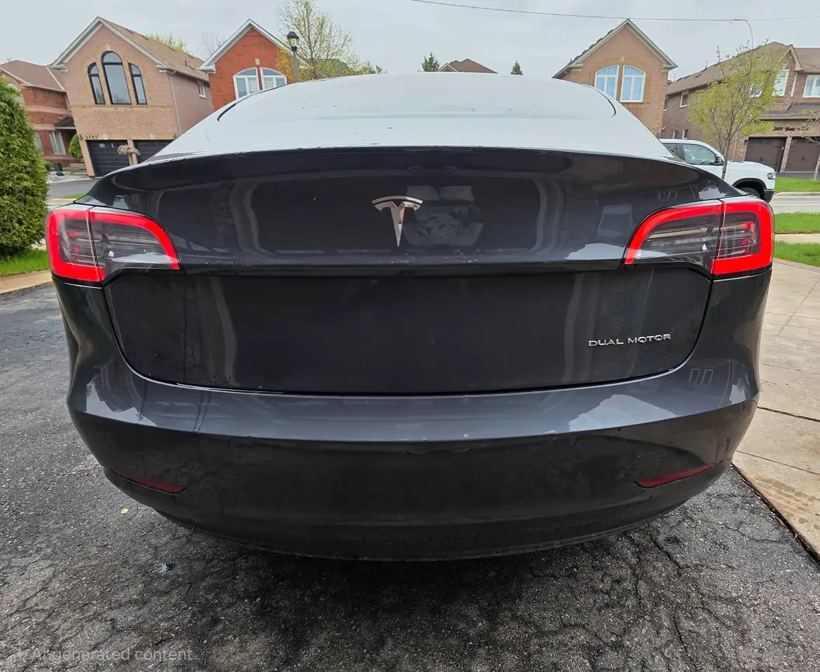 Tesla Model 3 снимка Tesla Model 3