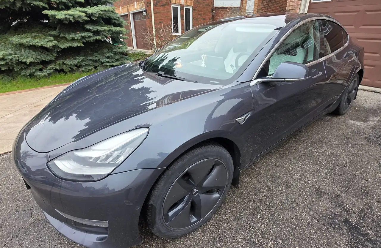 Tesla Model 3 снимка Tesla Model 3