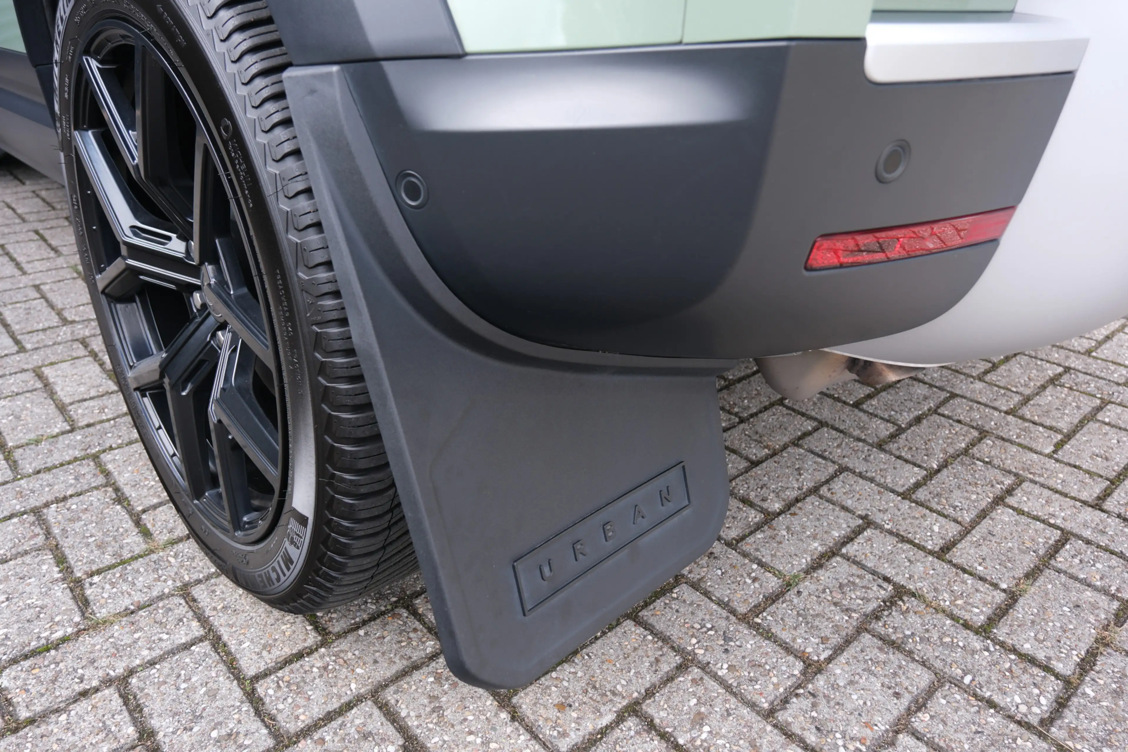 Land Rover Defender 110 P400e 75 Edition | 1 of 1948 | Zeldzaam | Trek — photo 28