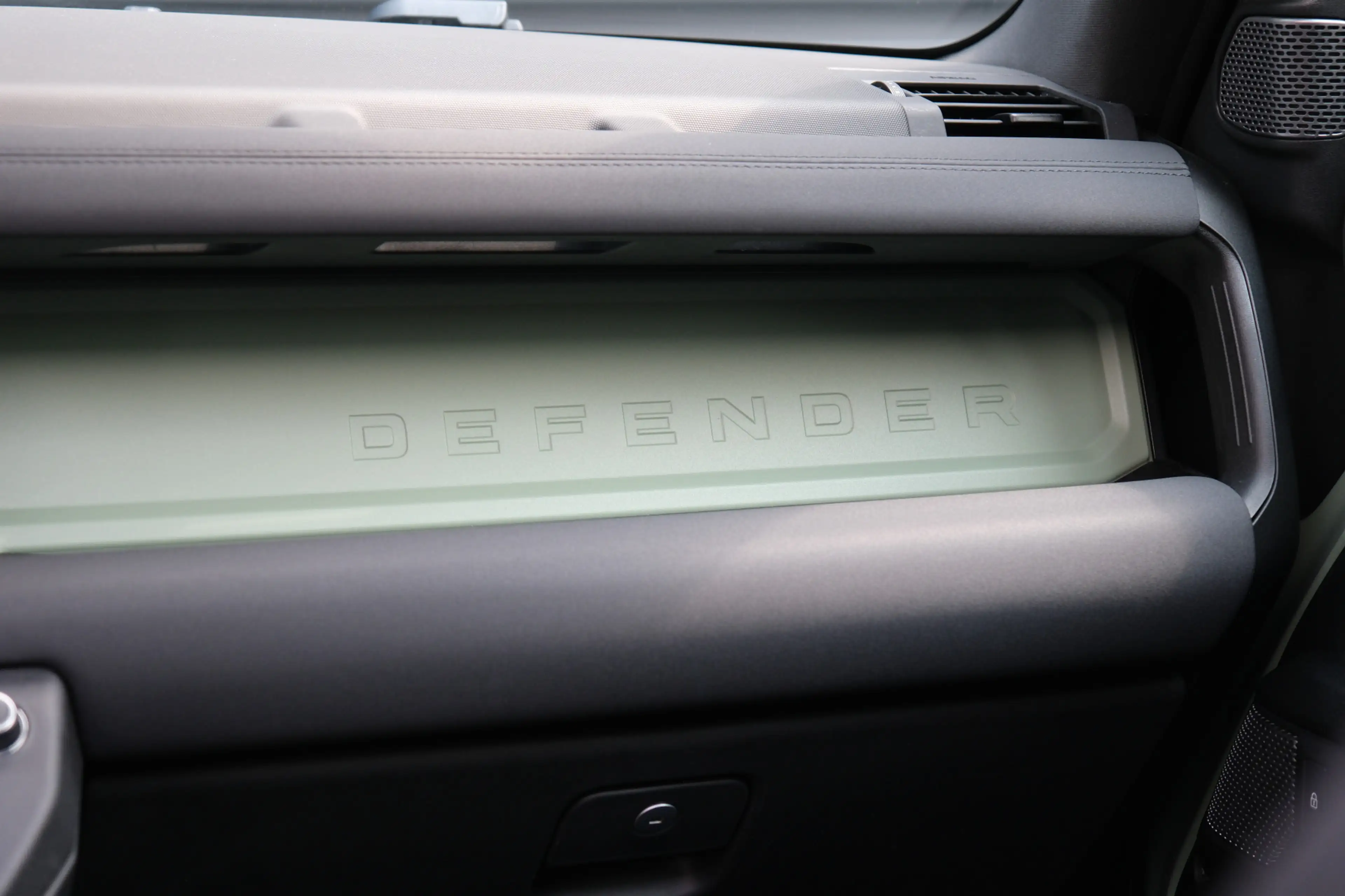 Land Rover Defender 110 P400e 75 Edition | 1 of 1948 | Zeldzaam | Trek — photo 12