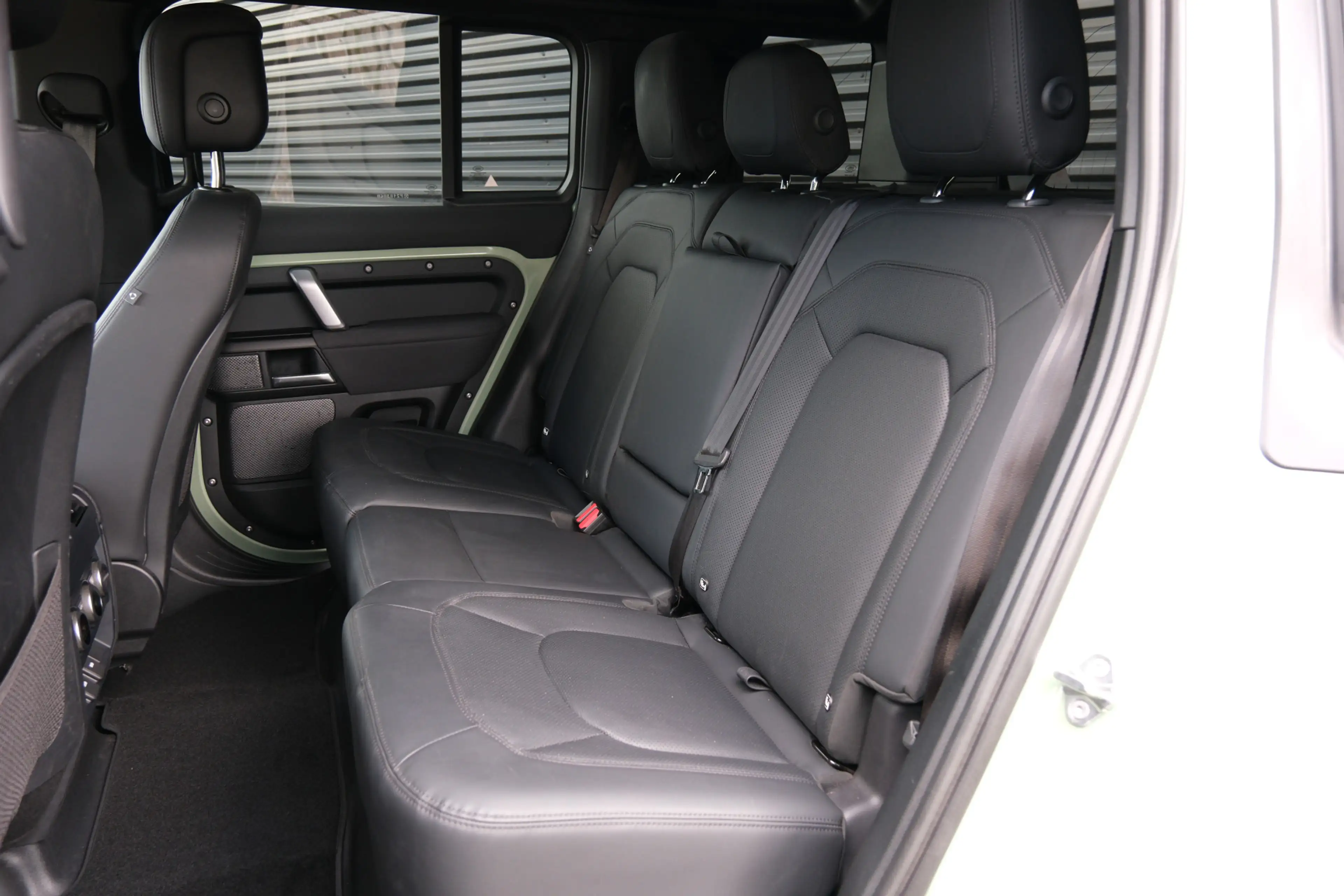 Land Rover Defender 110 P400e 75 Edition | 1 of 1948 | Zeldzaam | Trek — photo 5