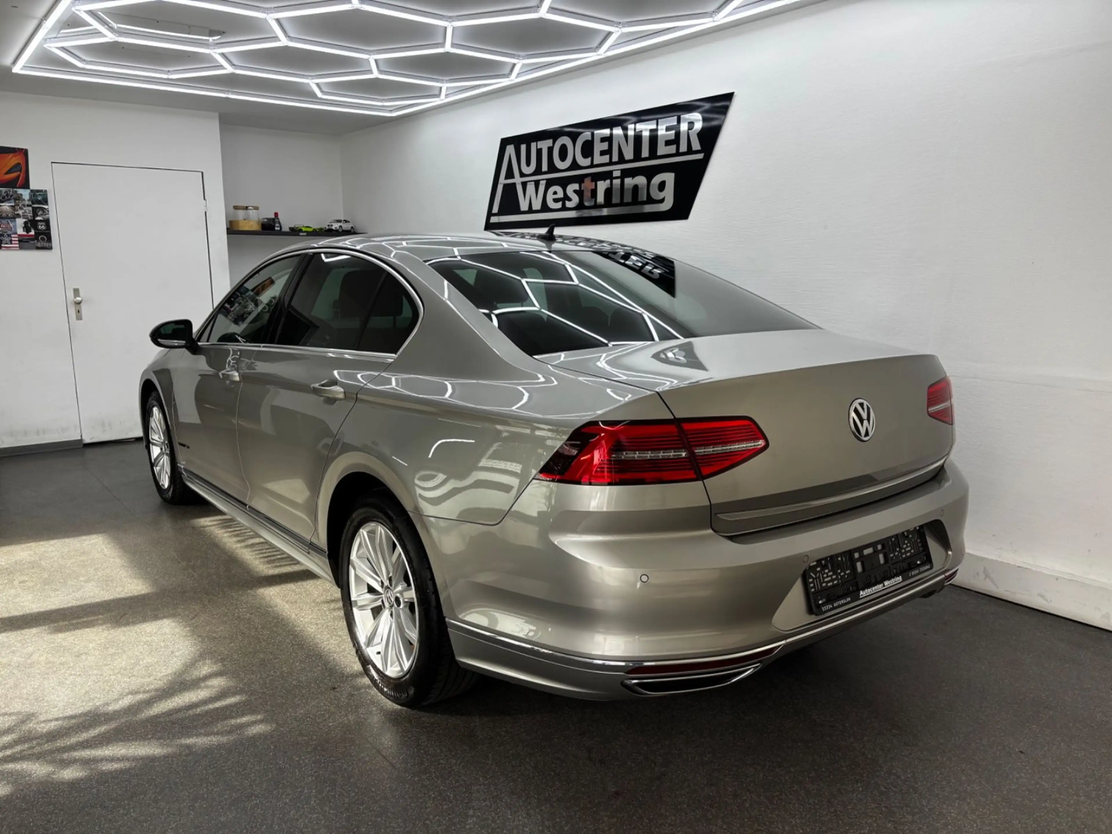 Volkswagen Passat 2.0 TDI Lim. Highline R-Line*LED*Digital* — photo 7