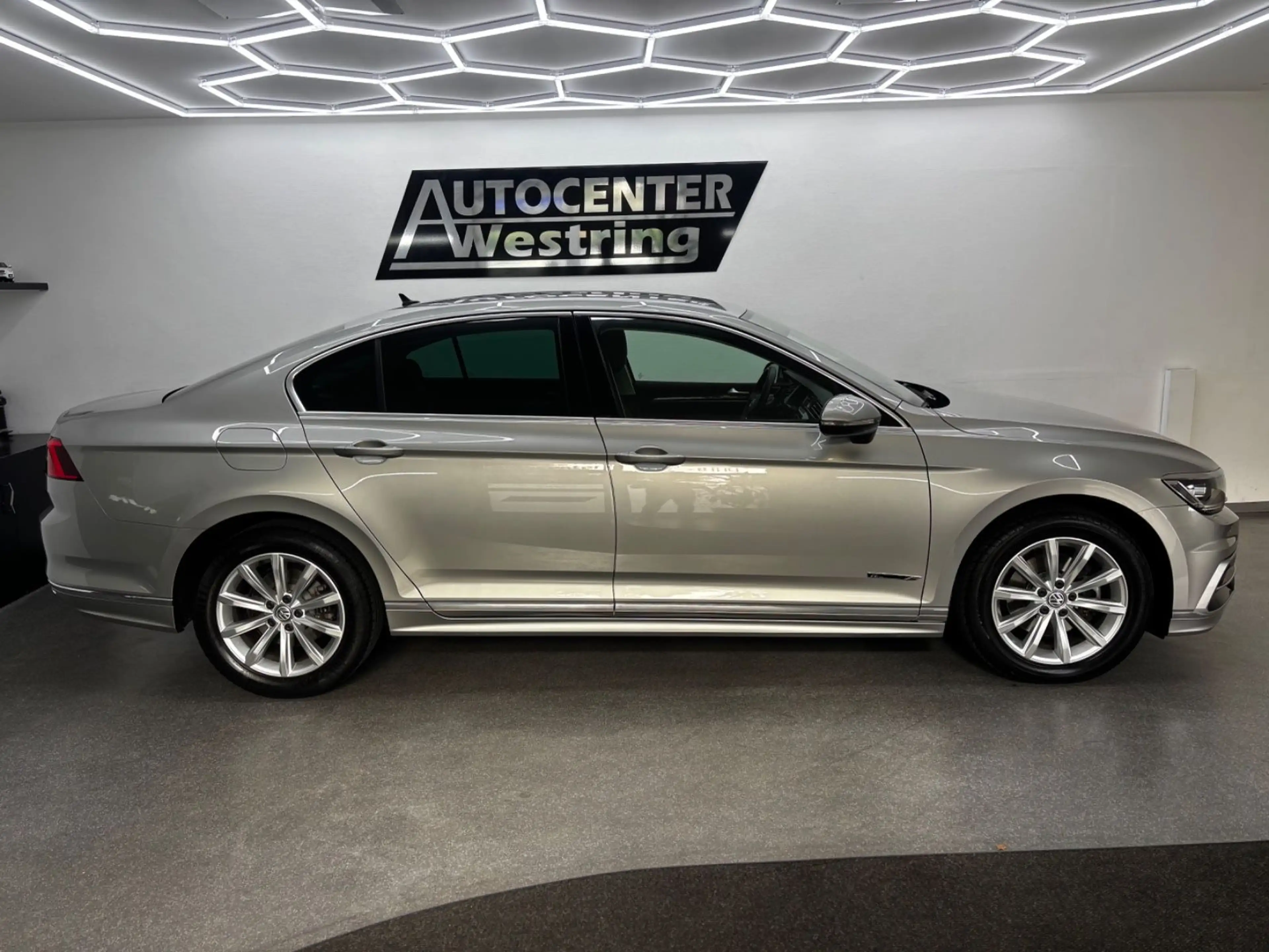 Volkswagen Passat 2.0 TDI Lim. Highline R-Line*LED*Digital* — photo 2