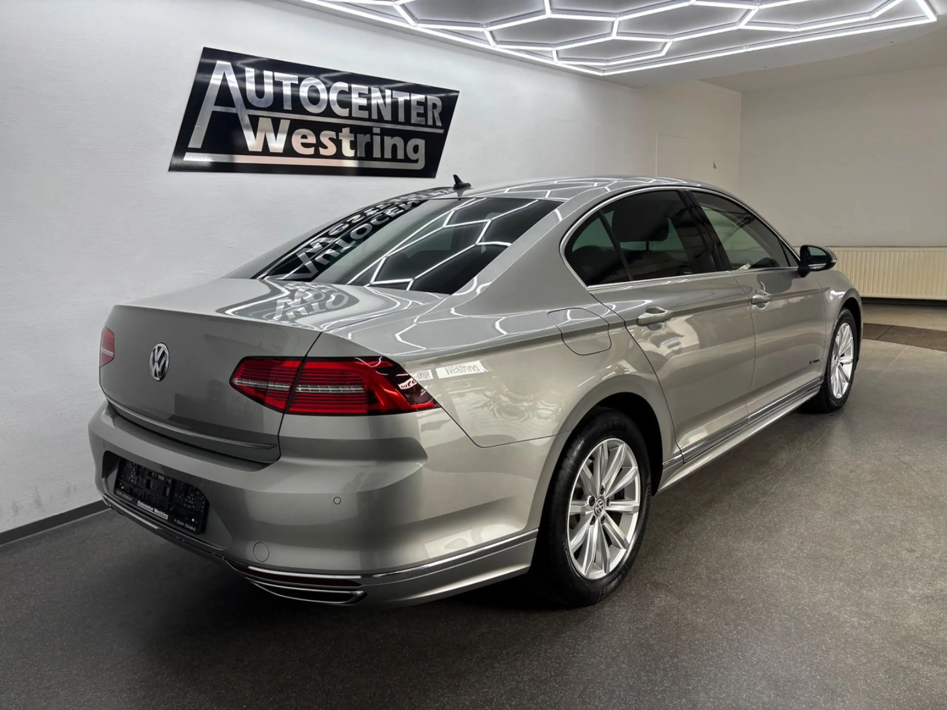 Volkswagen Passat 2.0 TDI Lim. Highline R-Line*LED*Digital* — photo 3