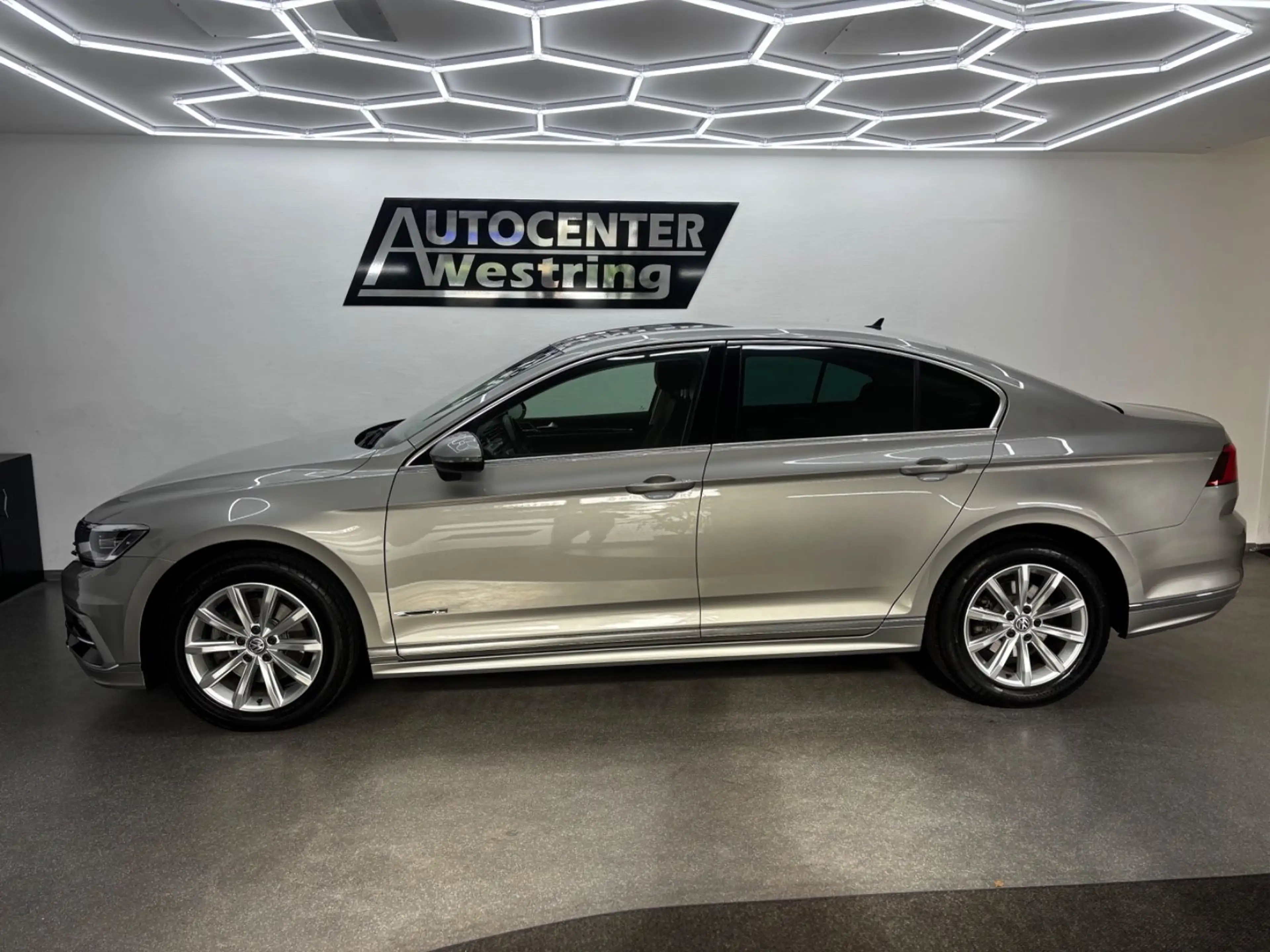 Volkswagen Passat 2.0 TDI Lim. Highline R-Line*LED*Digital* — photo 6