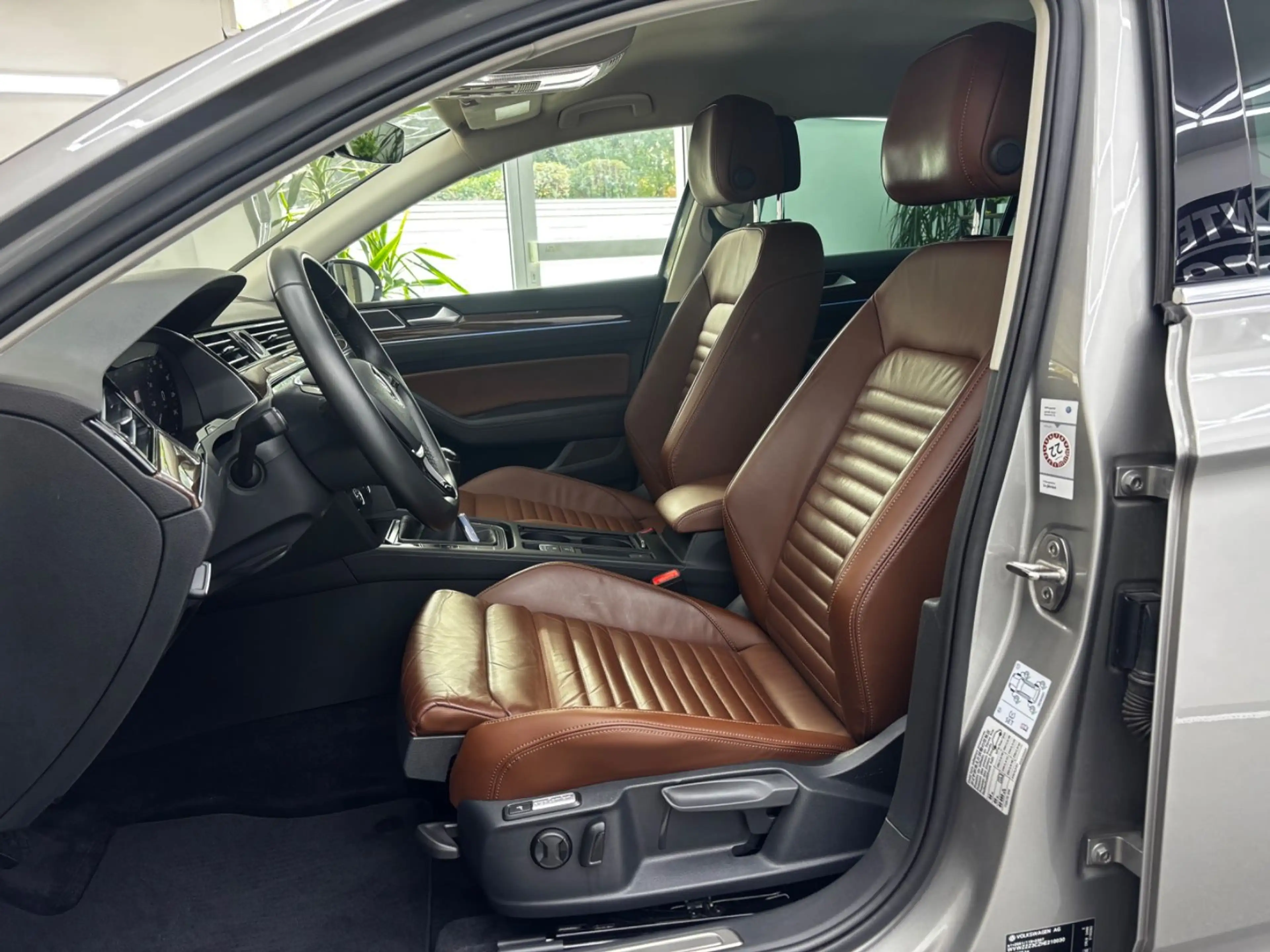 Volkswagen Passat 2.0 TDI Lim. Highline R-Line*LED*Digital* — photo 11