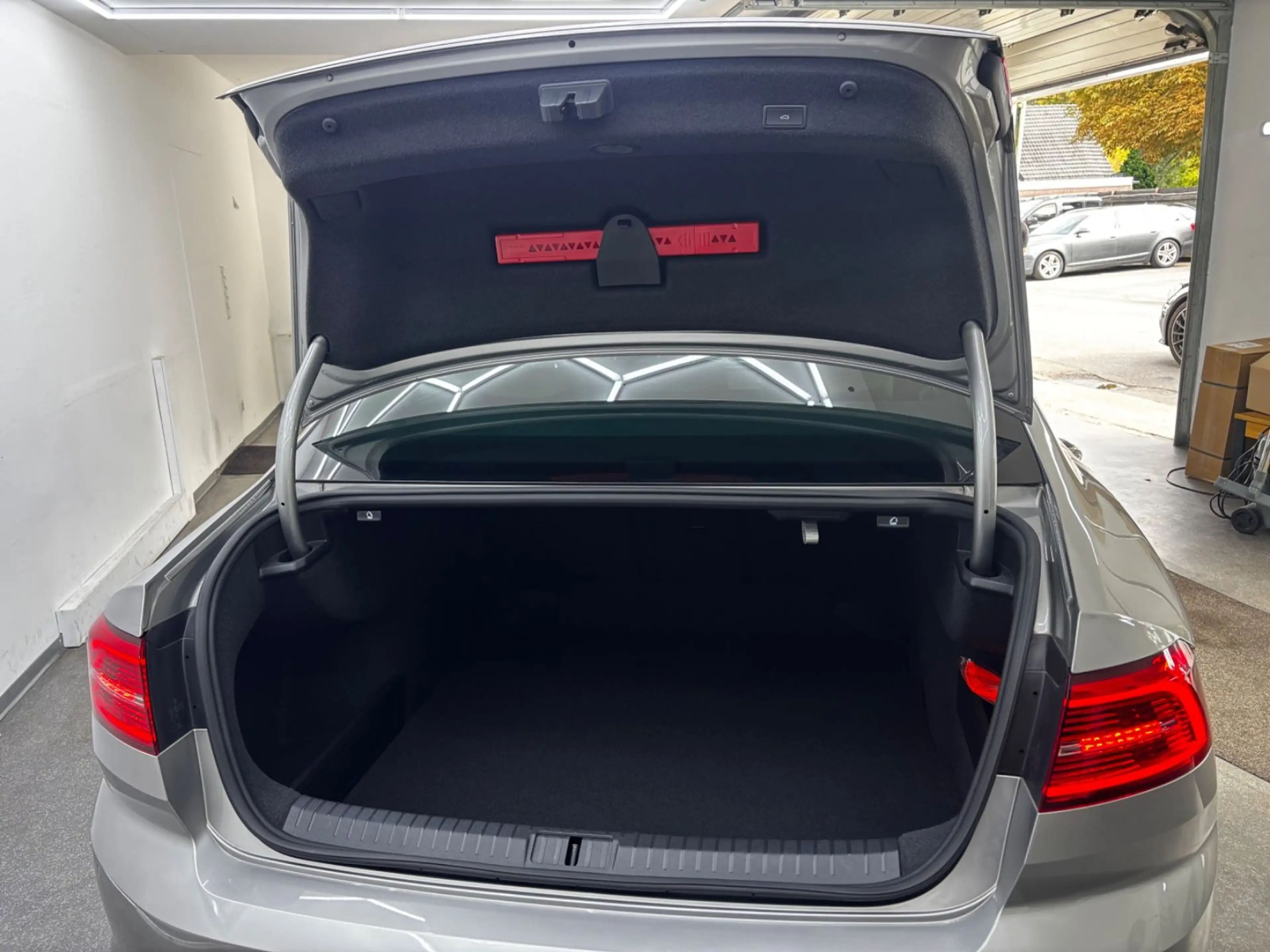 Volkswagen Passat 2.0 TDI Lim. Highline R-Line*LED*Digital* — photo 14