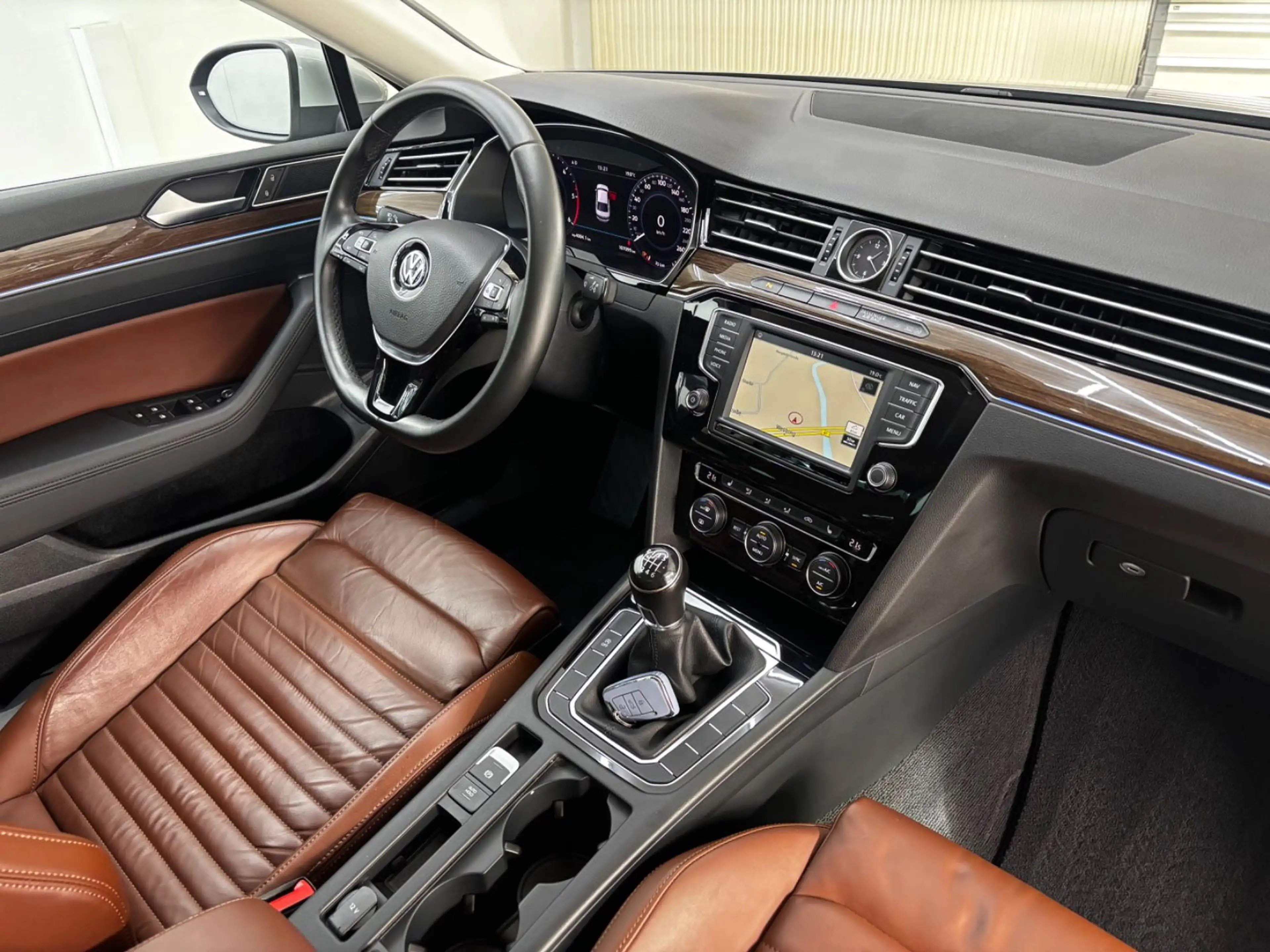 Volkswagen Passat 2.0 TDI Lim. Highline R-Line*LED*Digital* — photo 9