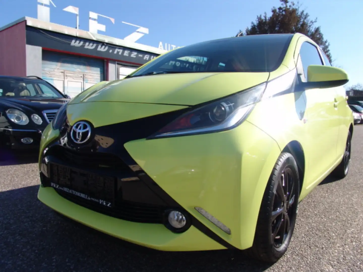 Toyota Aygo 1.0 x-play touch Navi Tempo MFL R Cam Yellow - 1