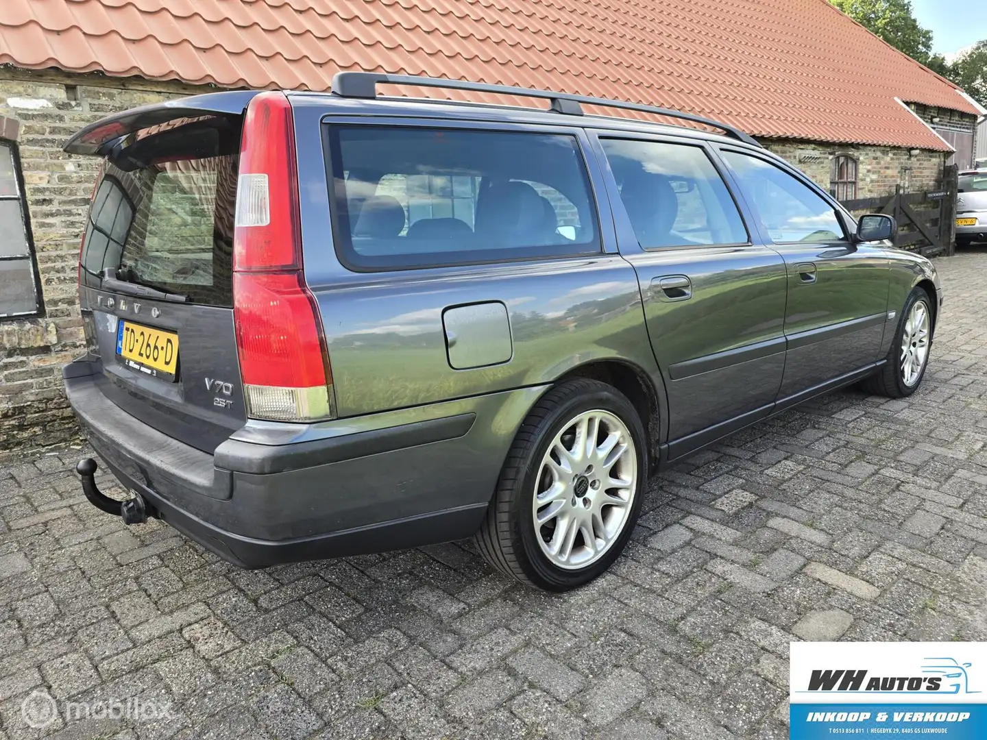 Volvo V70 2.5 T Titanium nette auto! AUTOMAAT Grijs - 2