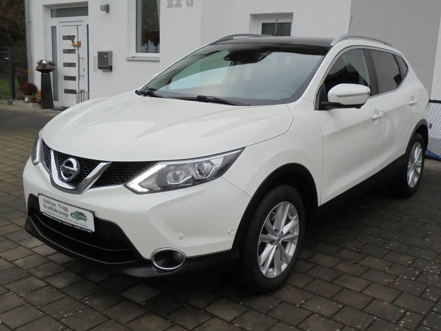 Nissan Qashqai 1,2l Tekna Navi LED Glasdach AHK Top gepflegt Weiß - 1