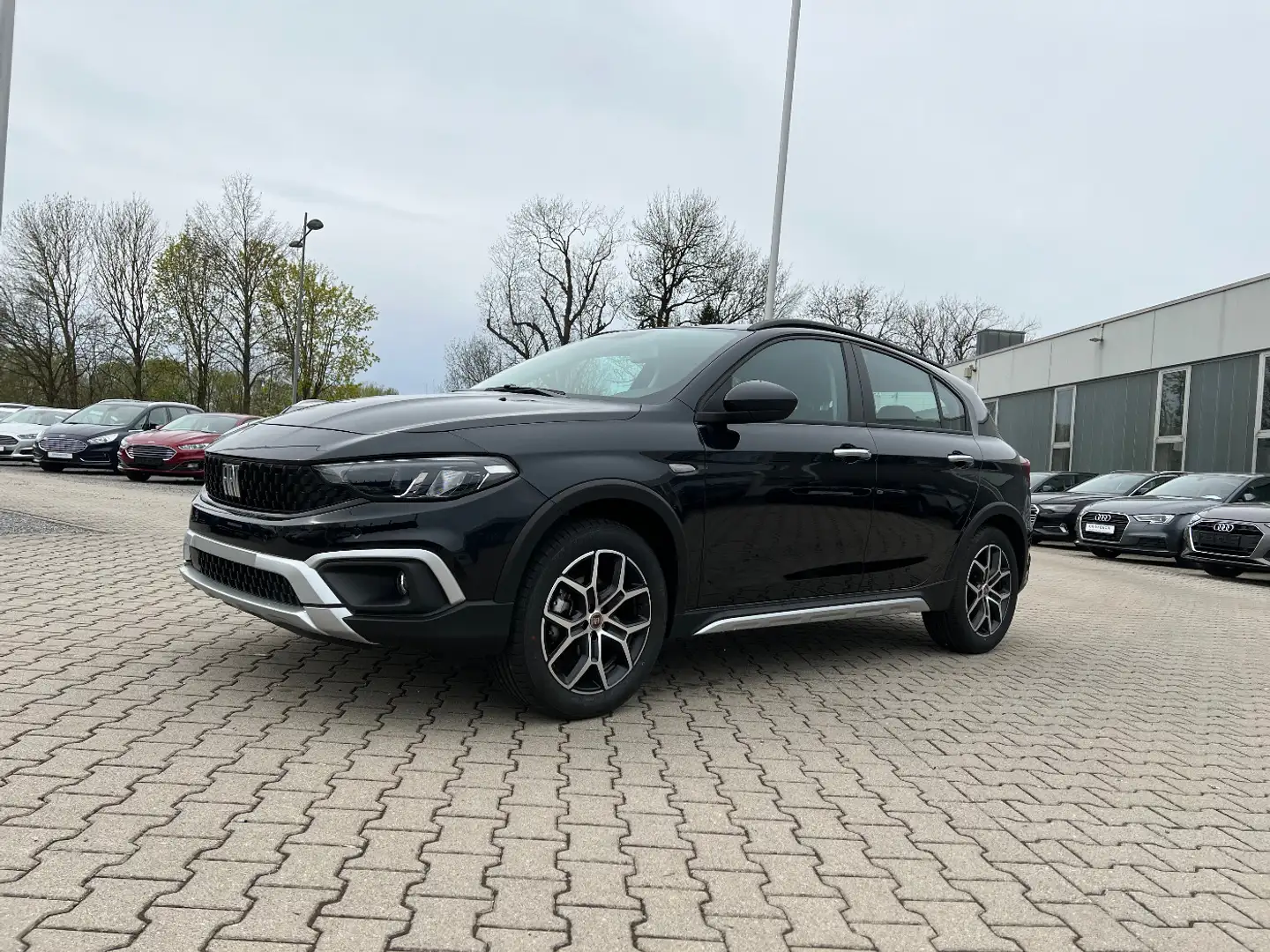 Fiat Tipo Hatchback Cross 1.5 GSE Mild-Hybrid *LED* Schwarz - 1