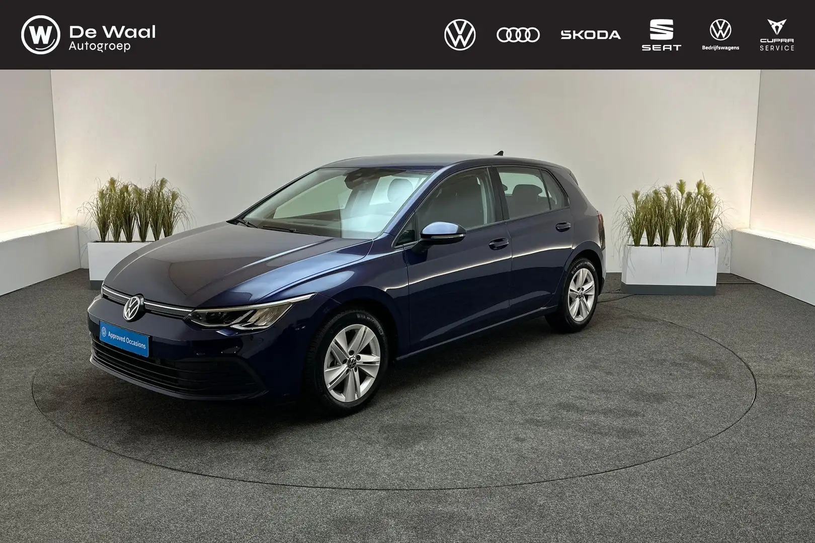 Volkswagen Golf 1.0 TSI 110pk Life | Navigatie, Adaptive Cruise Co Blauw - 1