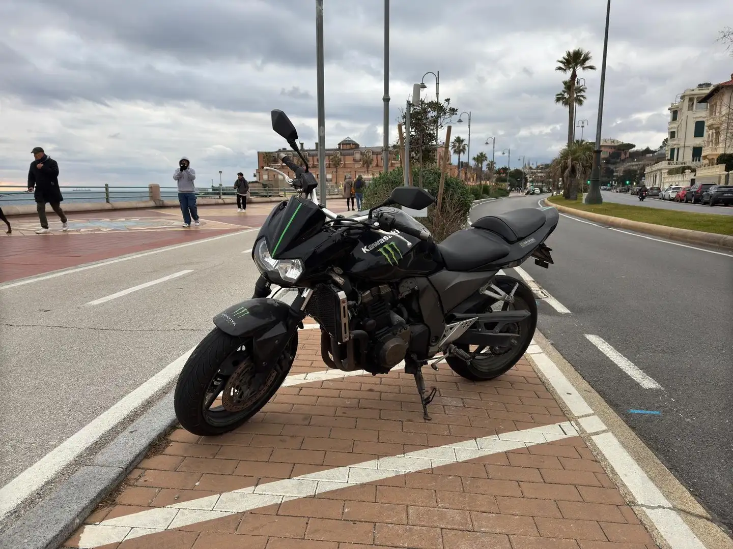 Kawasaki Z 750 Чорний - 1