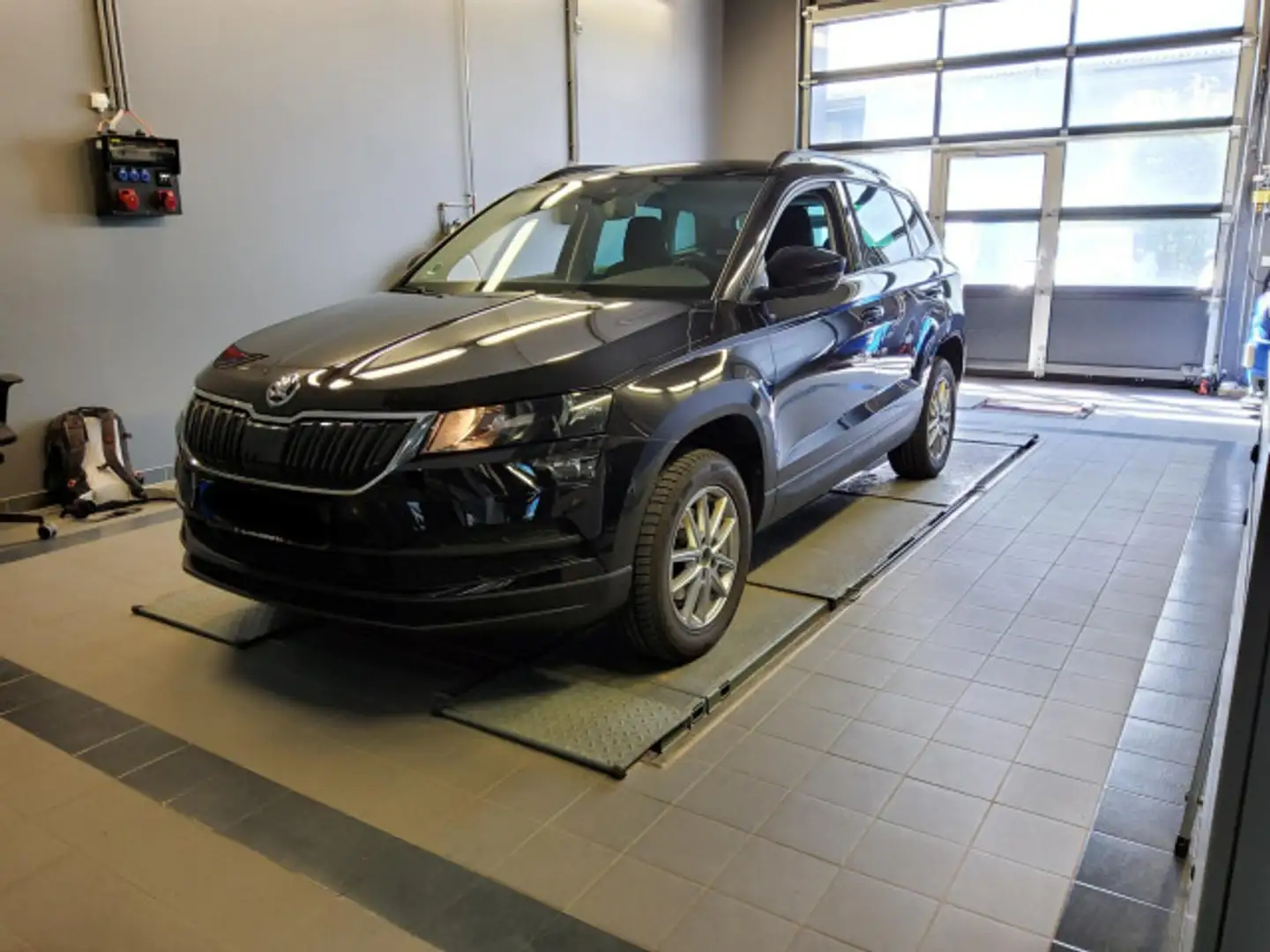 Skoda Karoq Ambition 1.5 TSI *GRA*NAVI*8-fach bereift Noir - 2
