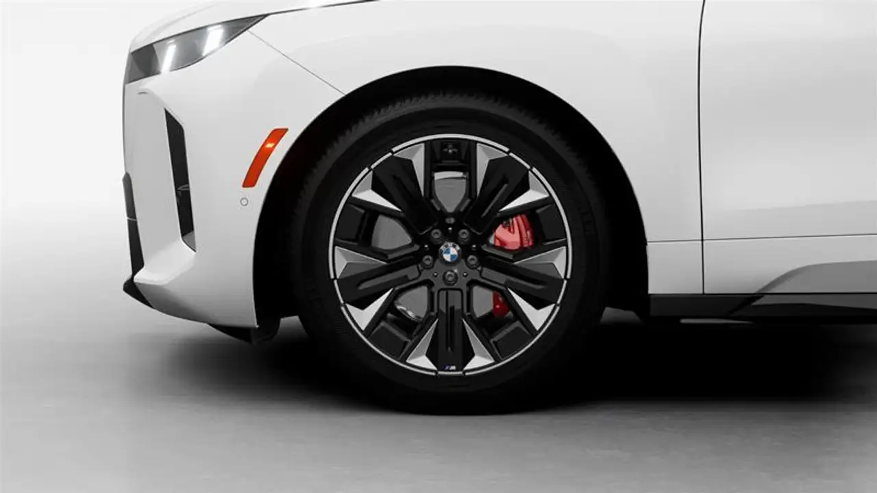 BMW iX снимка BMW iX