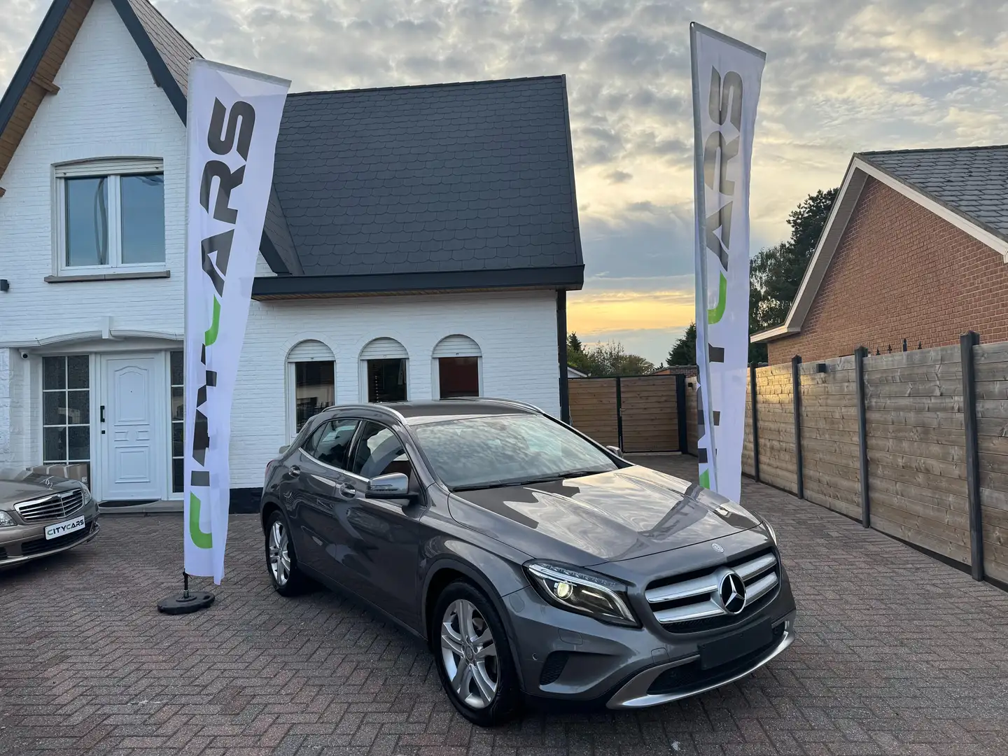 Mercedes-Benz GLA 180 7G-DCT AUTOM-URBAN-XÉNON-NAVI-MET 1 JAAR GAR! Gris - 1