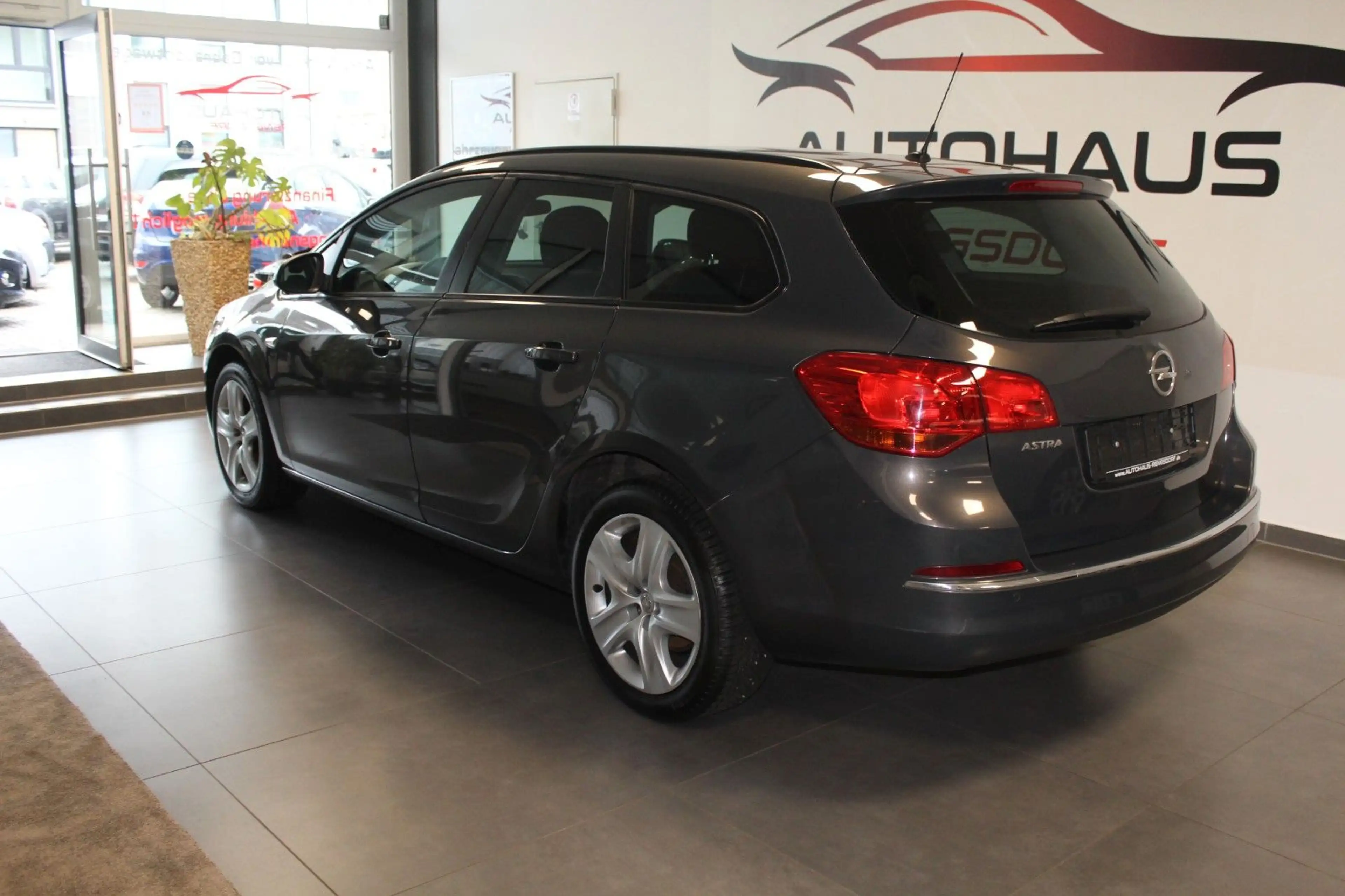 Opel Astra J Sports Tourer Edition — photo 5