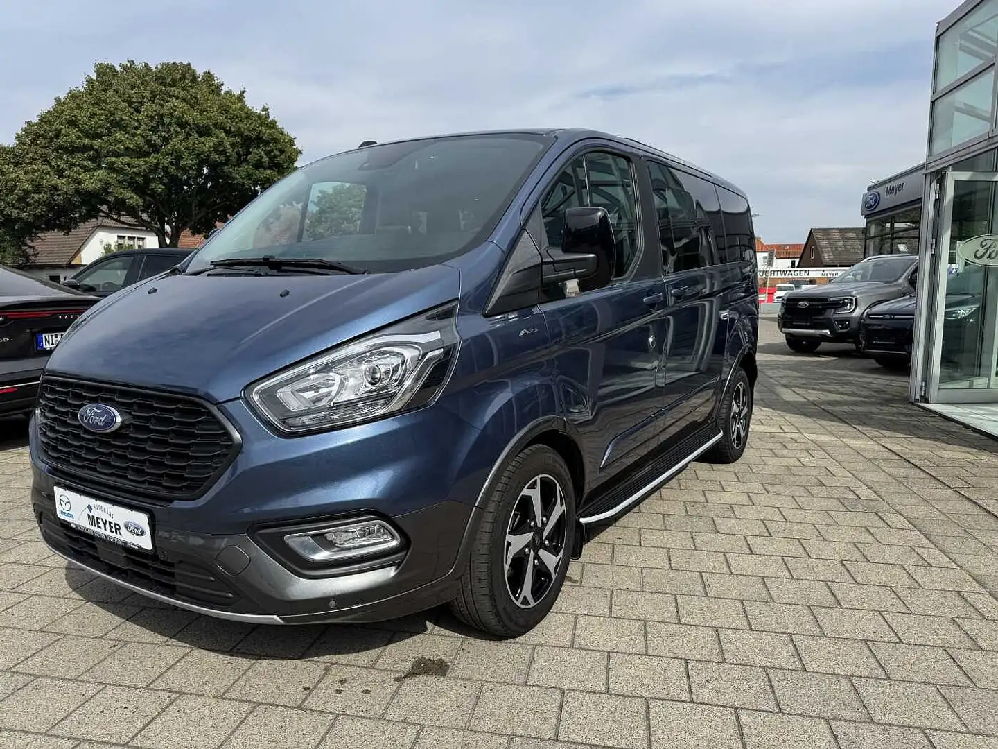 Ford Tourneo Custom TDCi 320 L1H1 VA Autm. Active Blau - 2