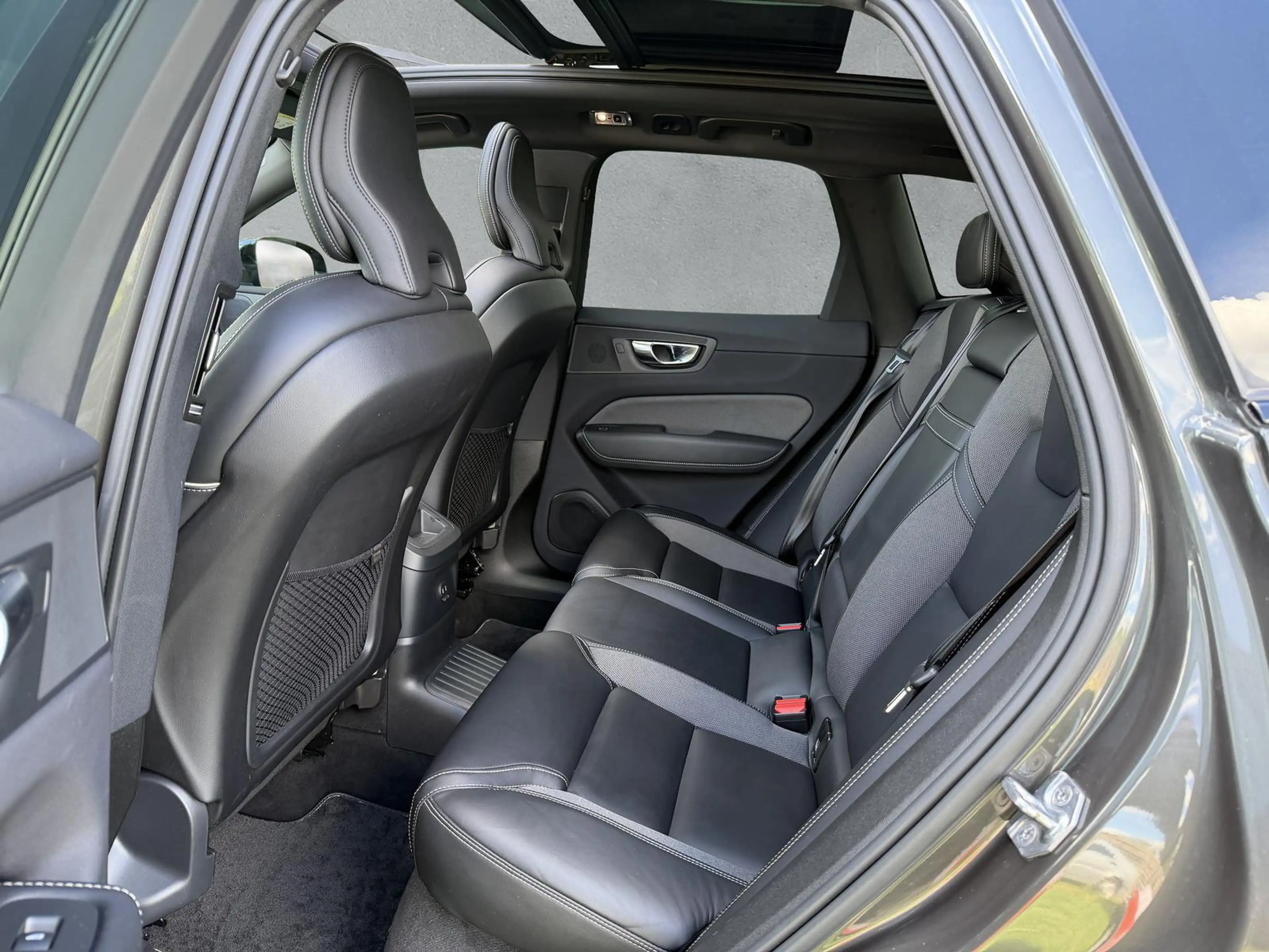 Volvo XC60 R Design  Plug-In Hybrid AWD HUD*HARMAN-KAR — photo 12