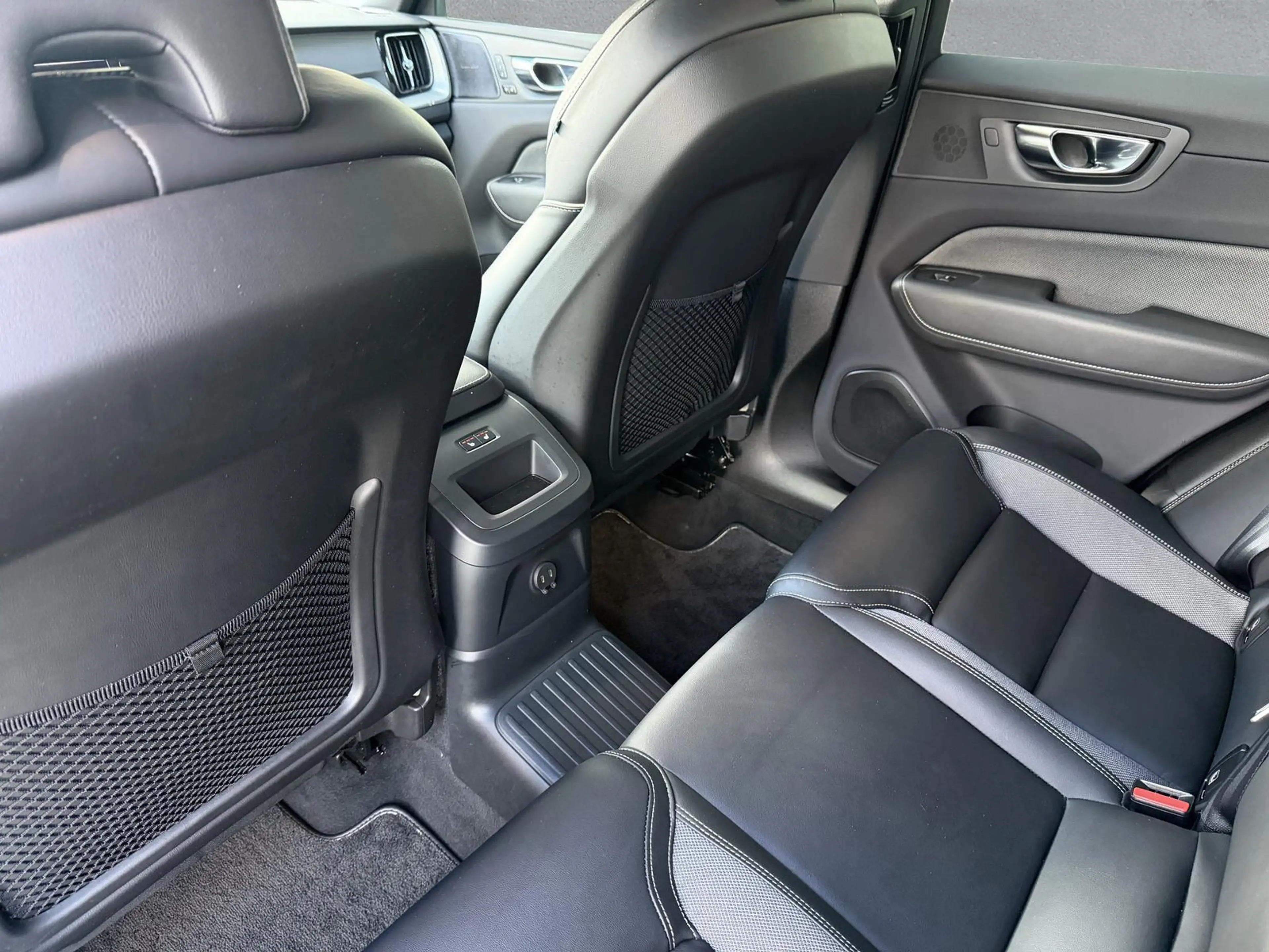 Volvo XC60 R Design  Plug-In Hybrid AWD HUD*HARMAN-KAR — photo 14