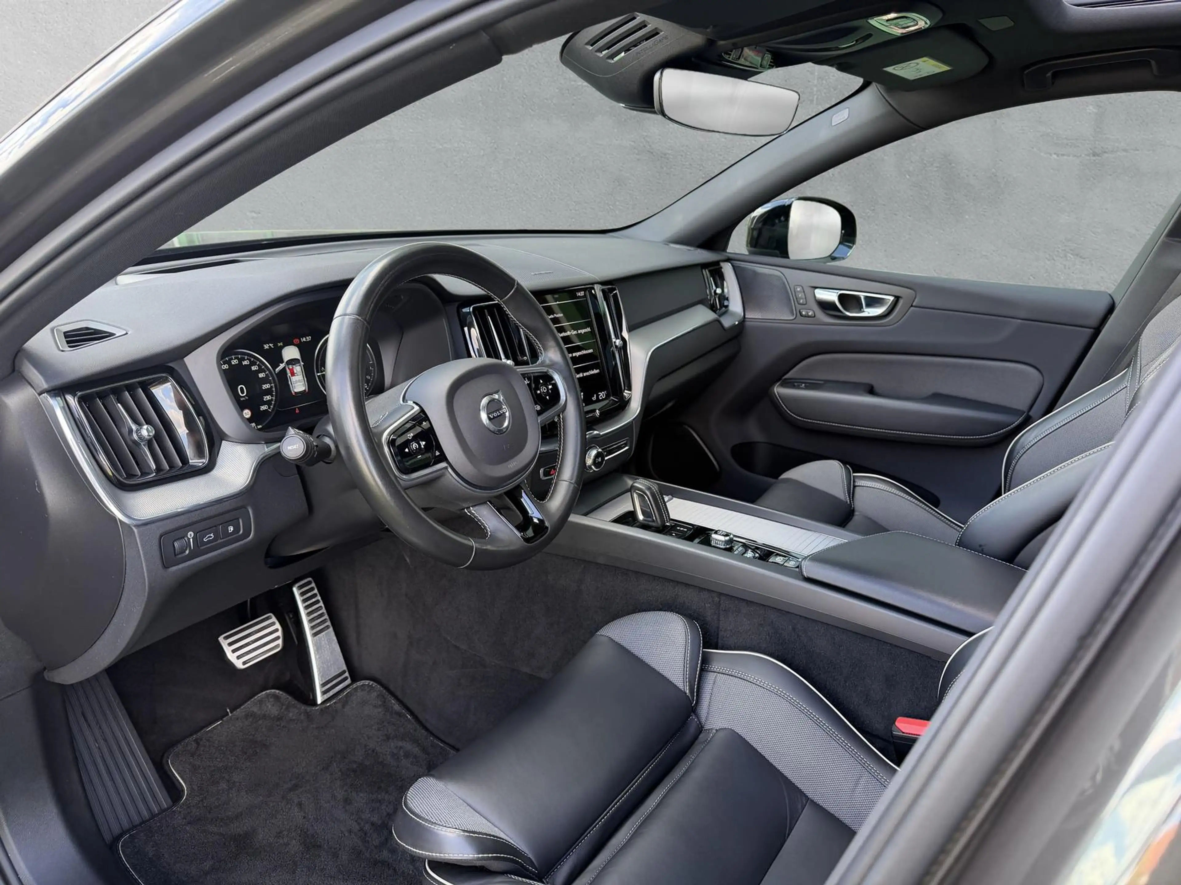 Volvo XC60 R Design  Plug-In Hybrid AWD HUD*HARMAN-KAR — photo 10