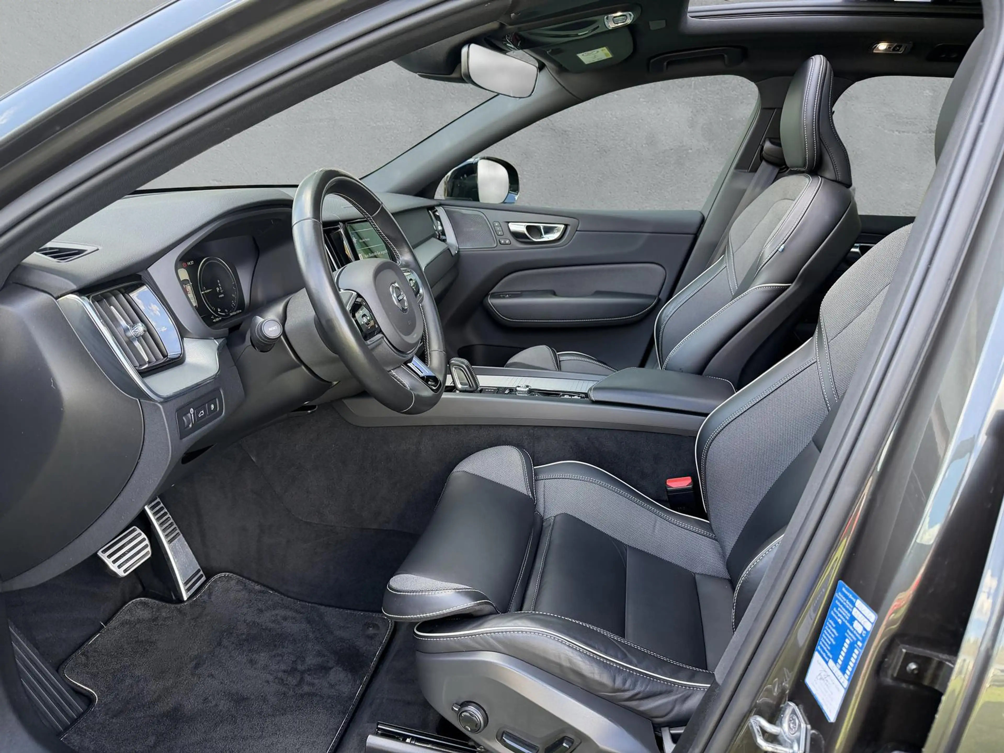 Volvo XC60 R Design  Plug-In Hybrid AWD HUD*HARMAN-KAR — photo 11