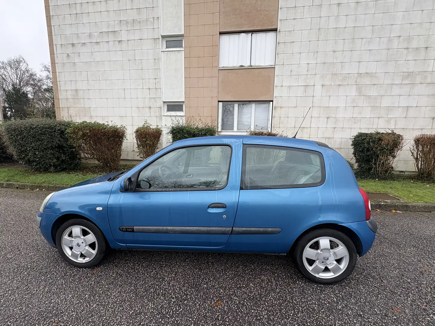 Renault Clio 1.6i 16V Initiale Proactive Bleu - 2