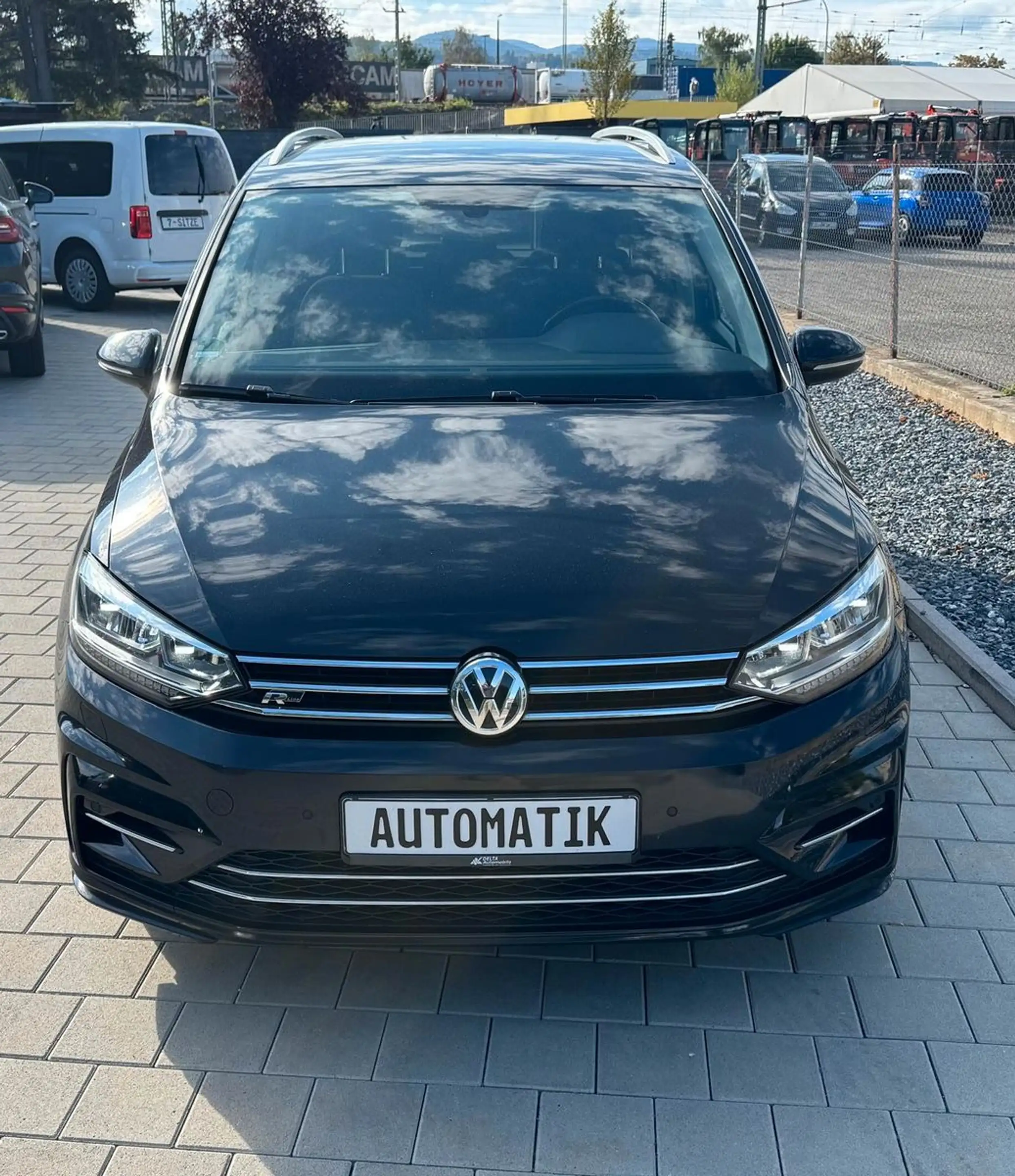 Volkswagen Touran 2.0 TDI DSG SOUND R-Line ACC — photo 2