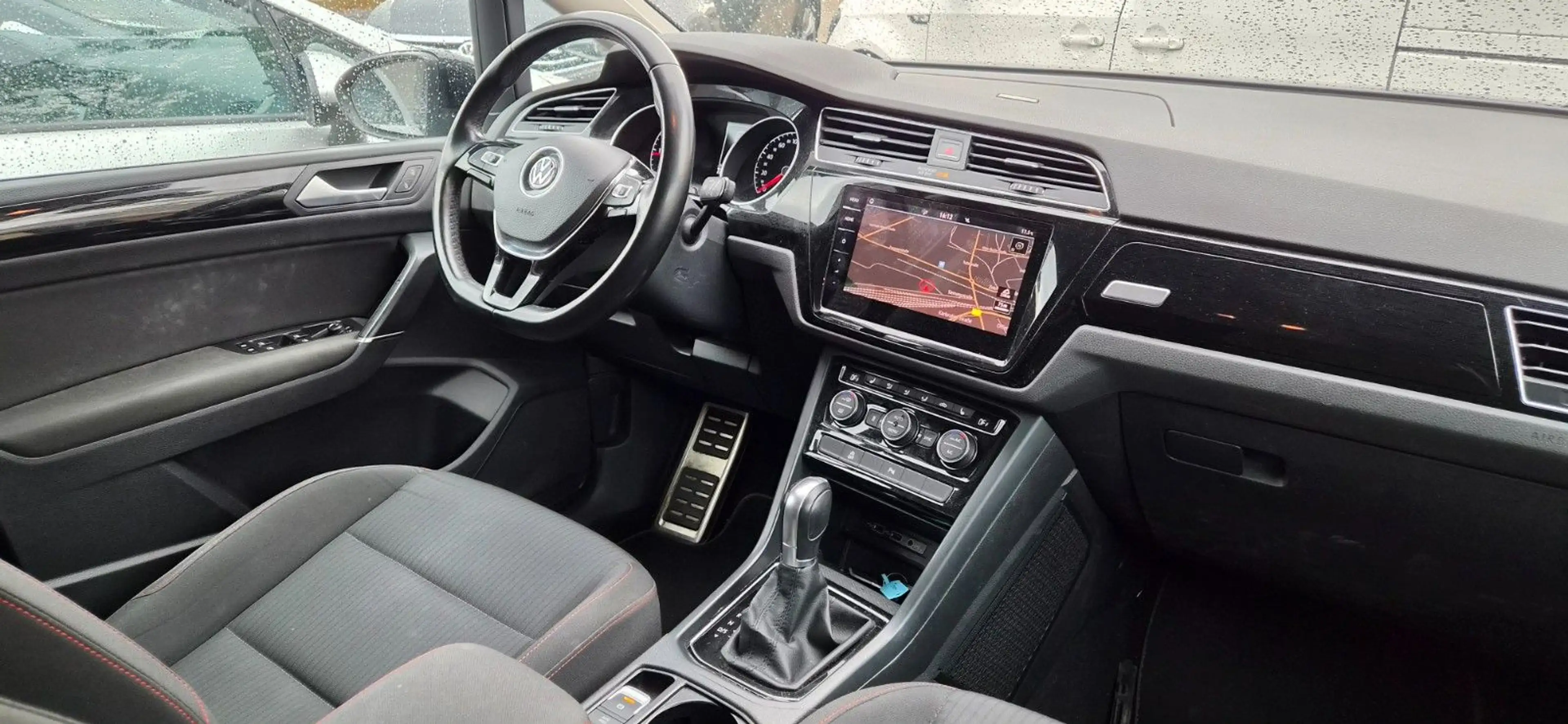 Volkswagen Touran 2.0 TDI DSG SOUND R-Line ACC — photo 10