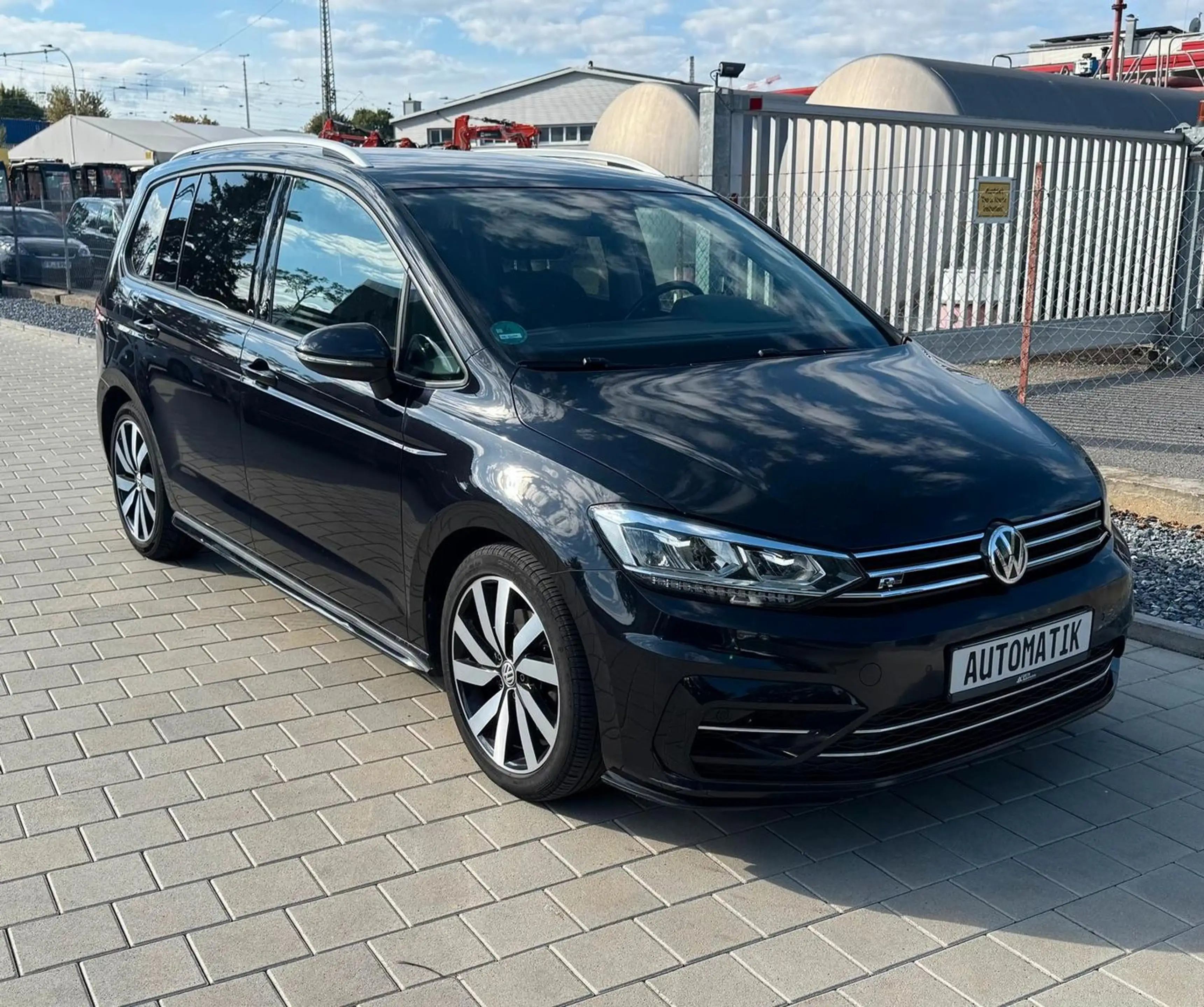 Volkswagen Touran 2.0 TDI DSG SOUND R-Line ACC — photo 3