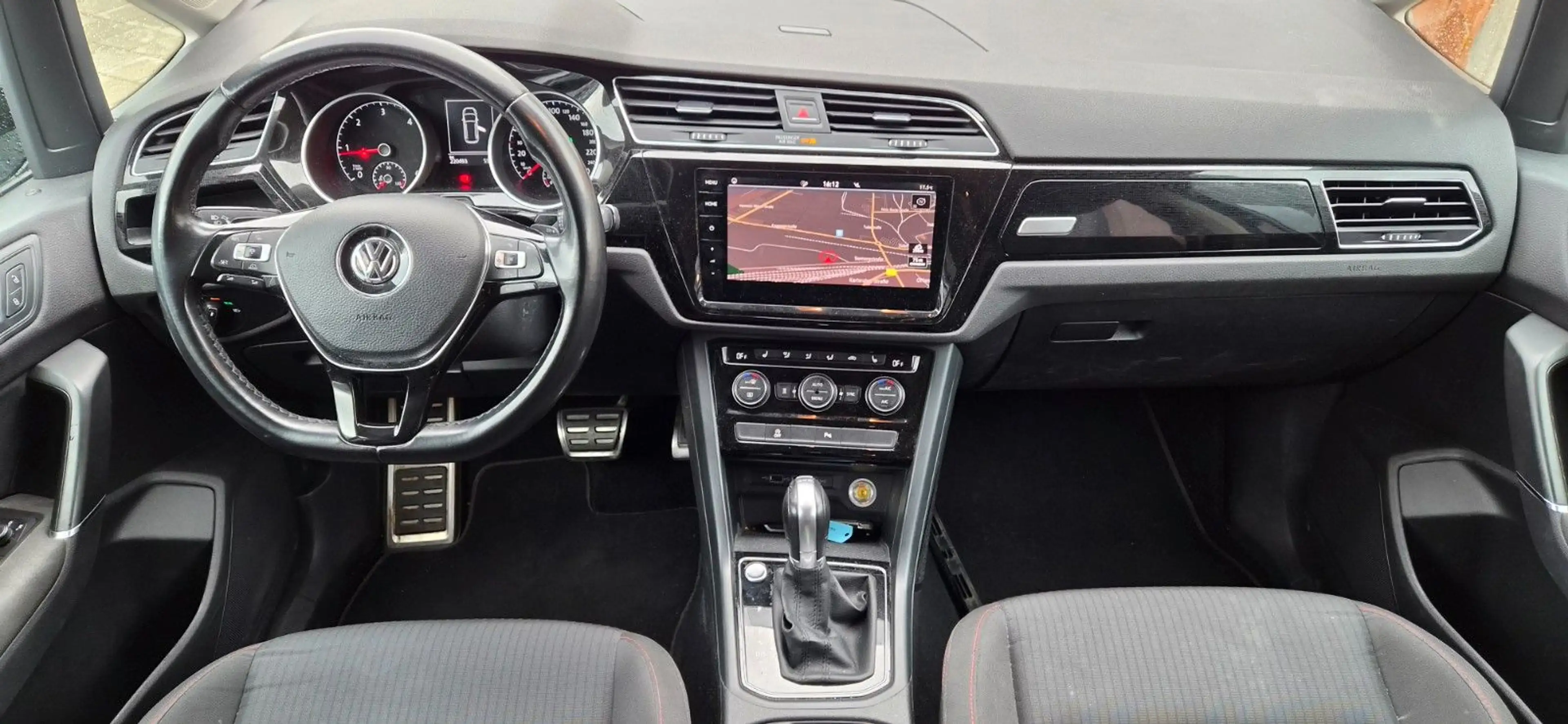 Volkswagen Touran 2.0 TDI DSG SOUND R-Line ACC — photo 9