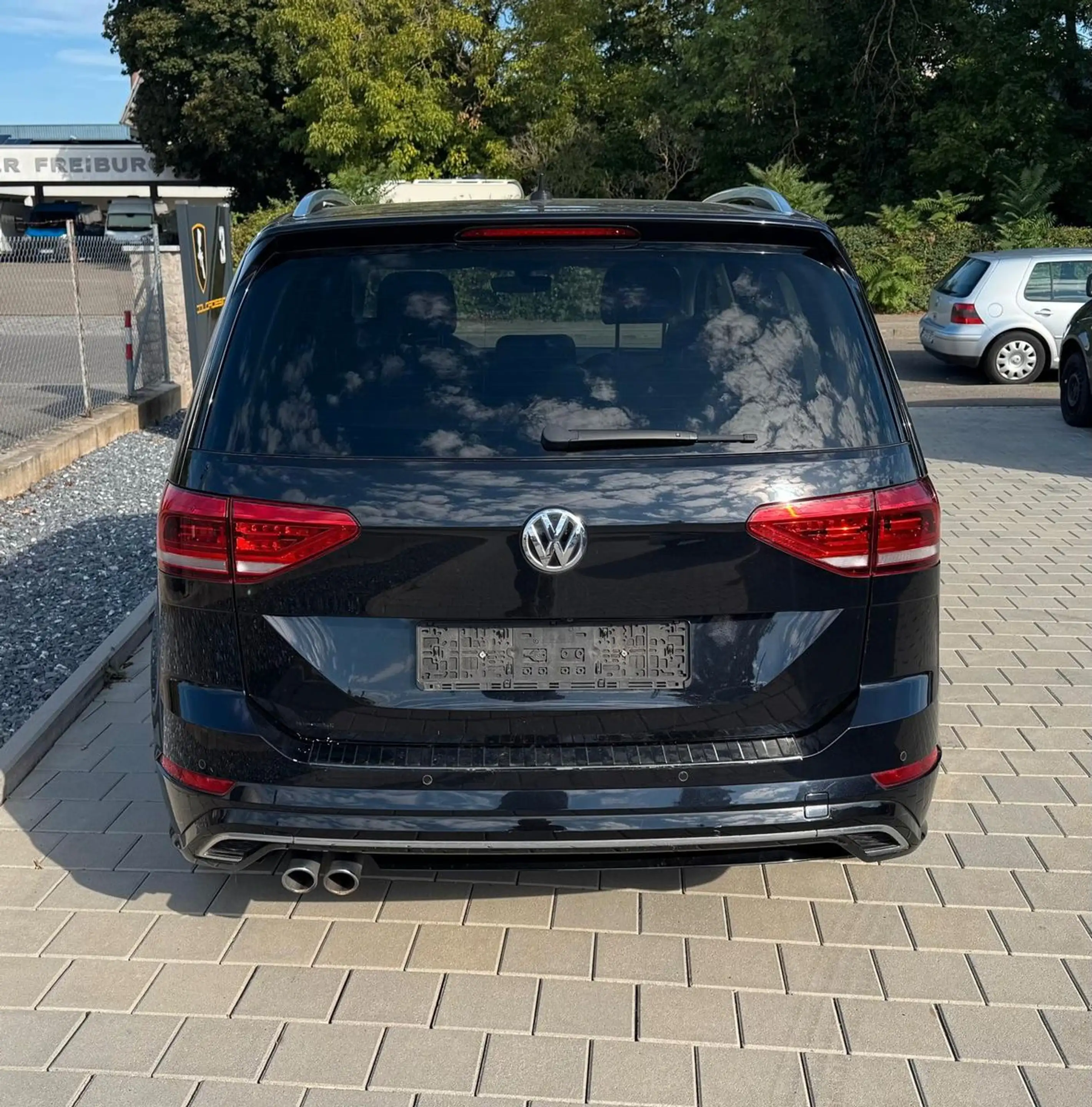 Volkswagen Touran 2.0 TDI DSG SOUND R-Line ACC — photo 6