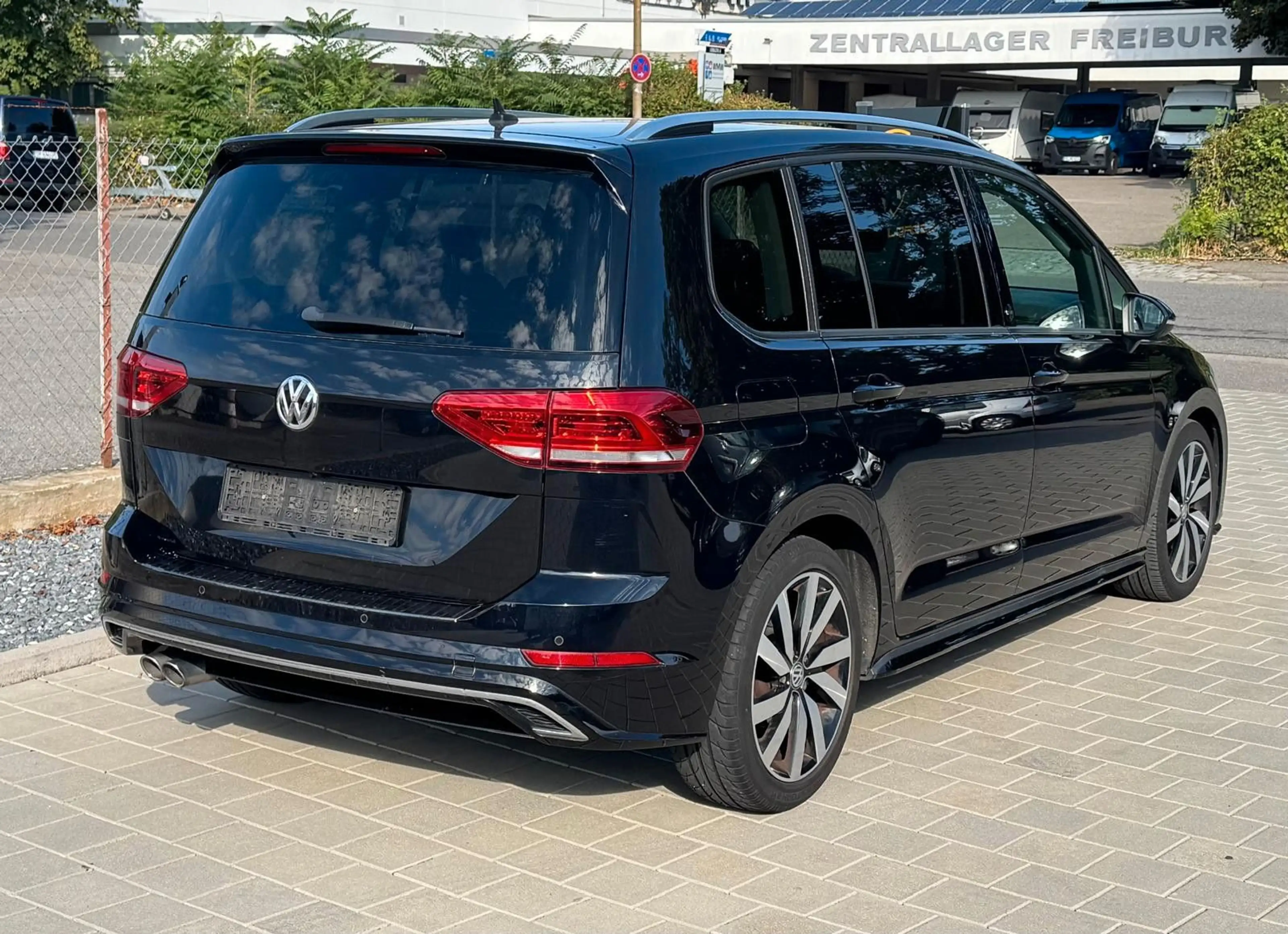 Volkswagen Touran 2.0 TDI DSG SOUND R-Line ACC — photo 5