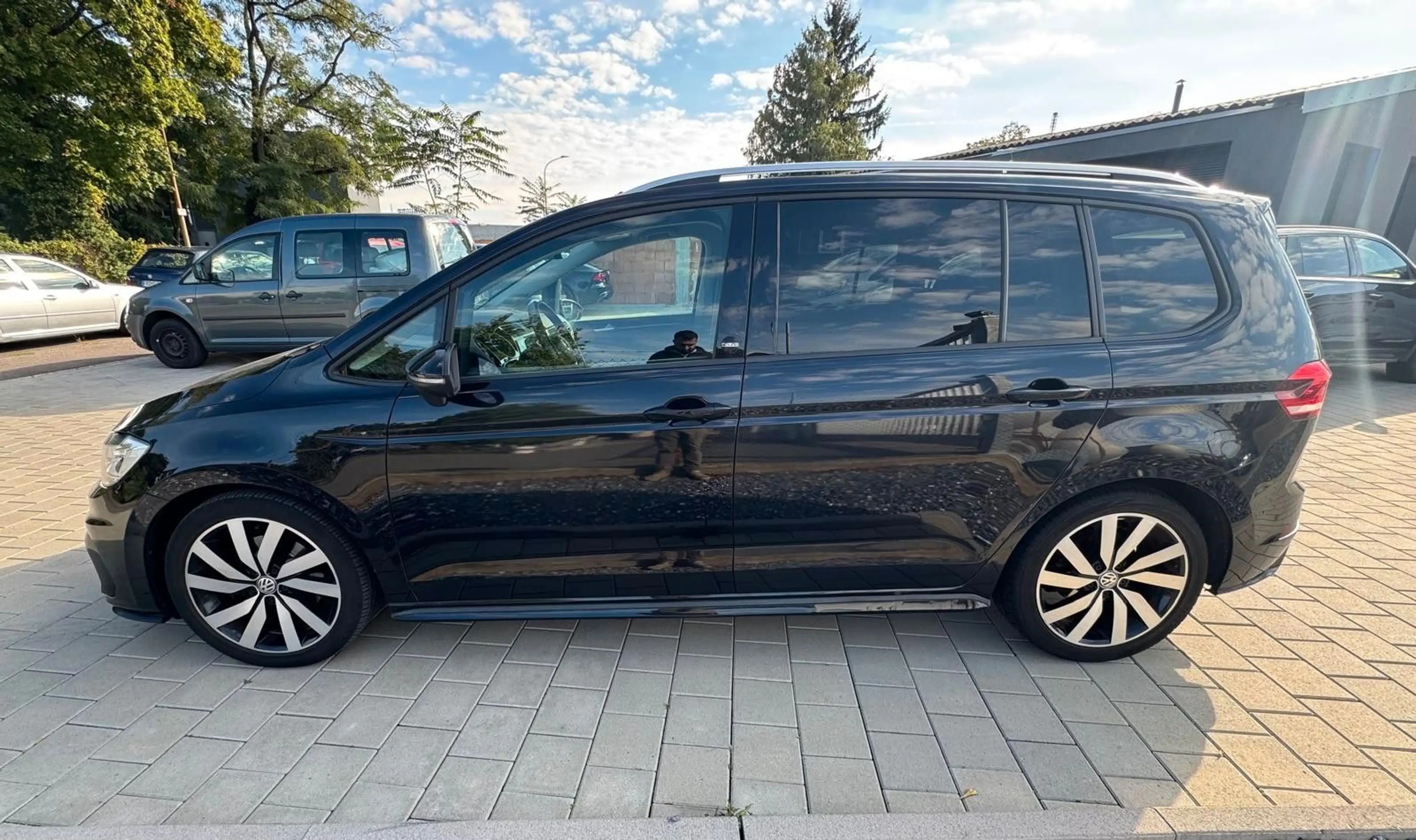 Volkswagen Touran 2.0 TDI DSG SOUND R-Line ACC — photo 8