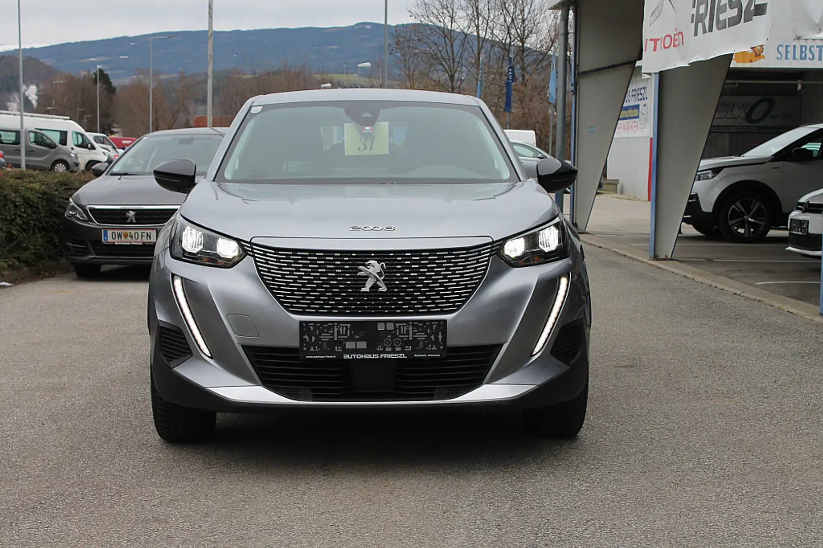 Peugeot e-2008 50kWh Active Pack Grau - 2