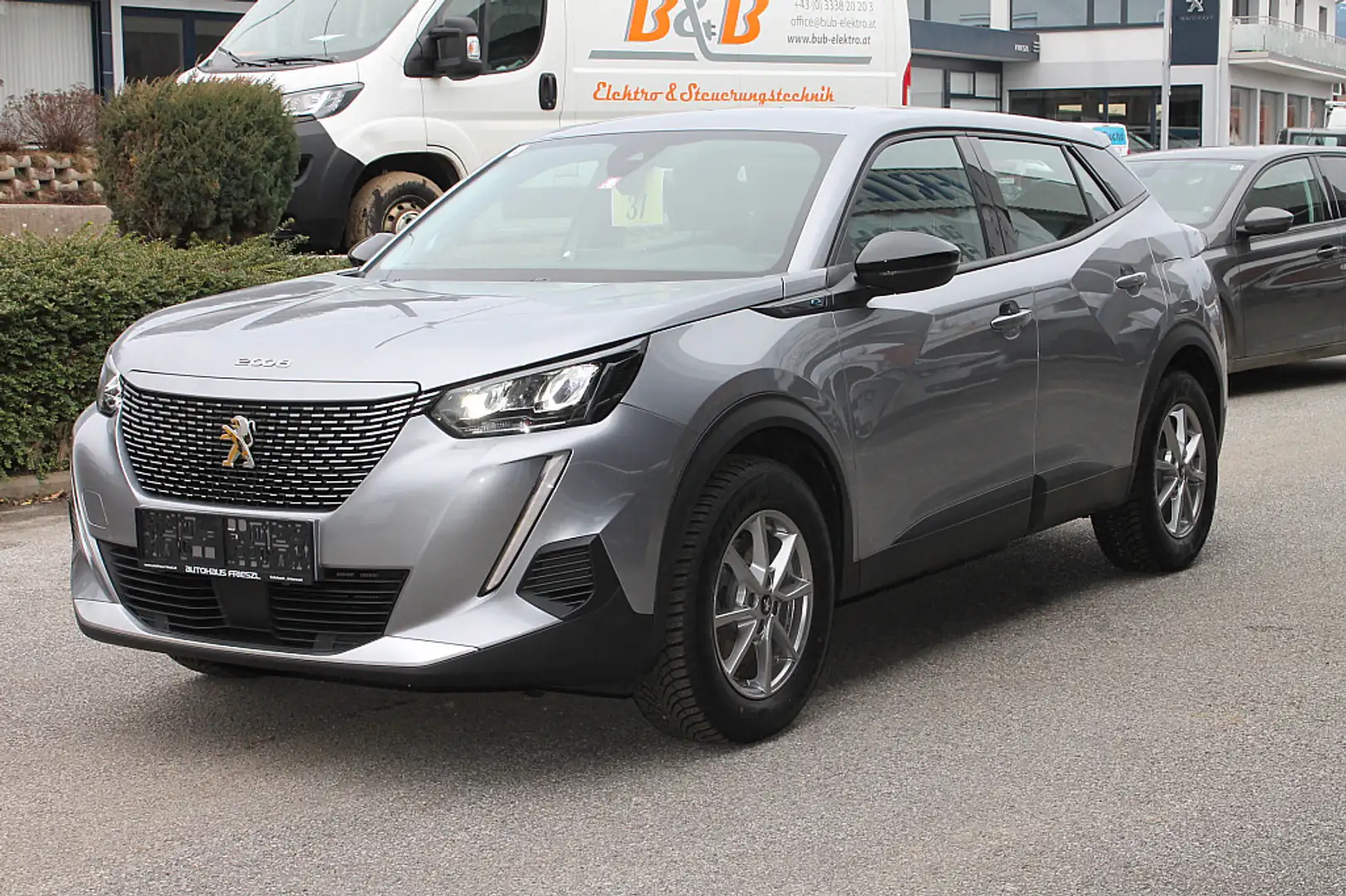 Peugeot e-2008 50kWh Active Pack Grau - 1