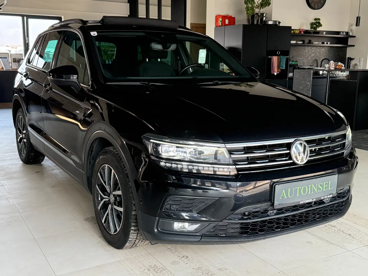 Volkswagen Tiguan Comfortline Pano, AHK, RFK Schwarz - 2