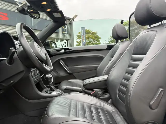 Volkswagen Beetle view 4