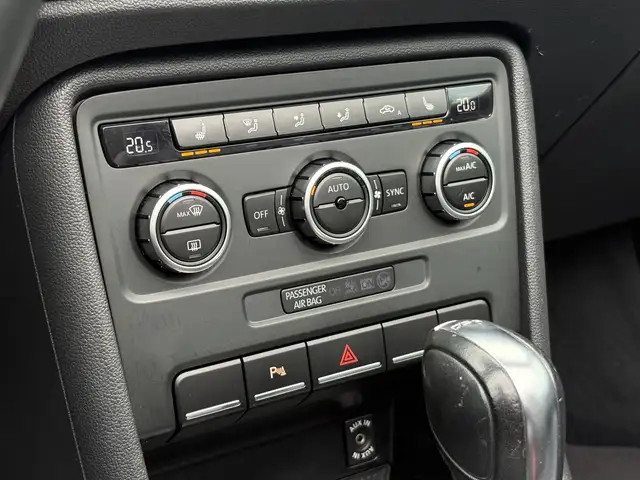 Volkswagen Beetle view 9
