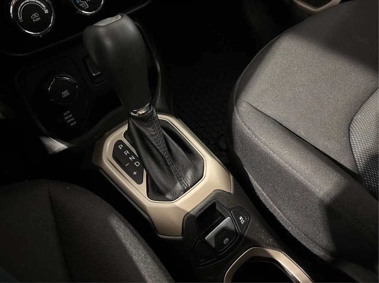 Jeep Renegade снимка Jeep Renegade