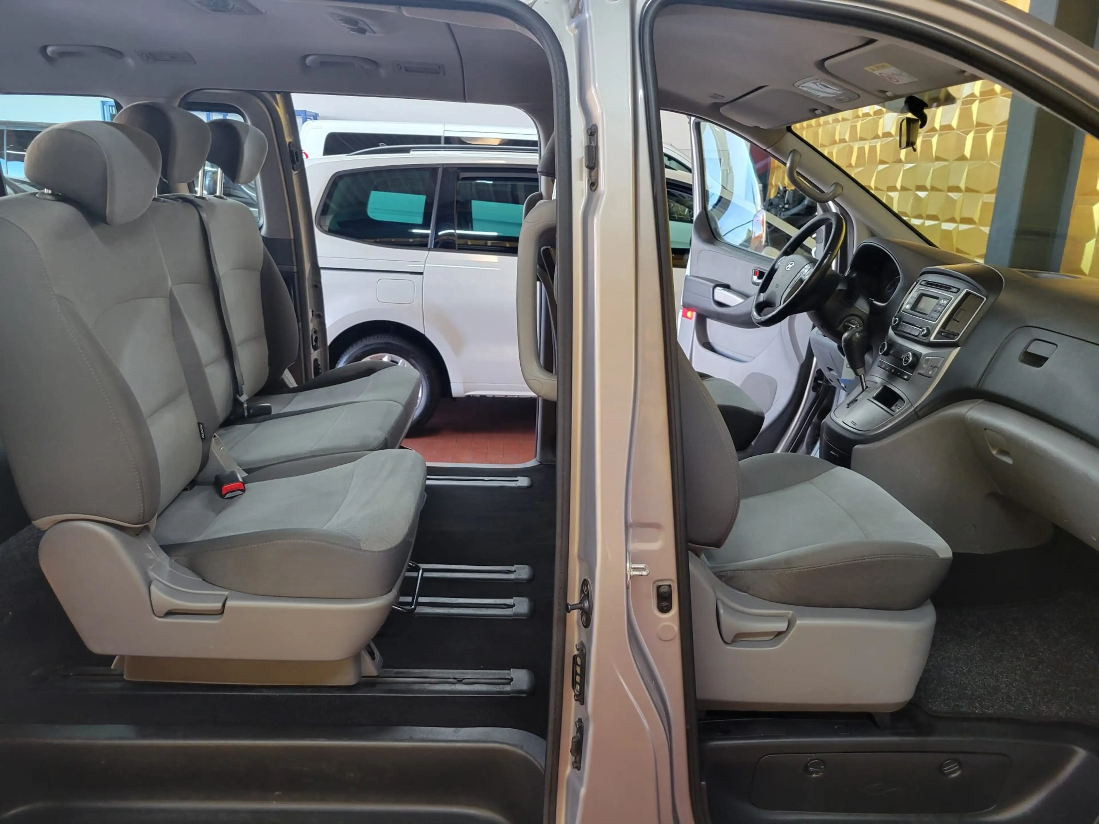 Hyundai H-1 2.5 CRDi Travel KAMERA/TEMP/NAV — photo 11