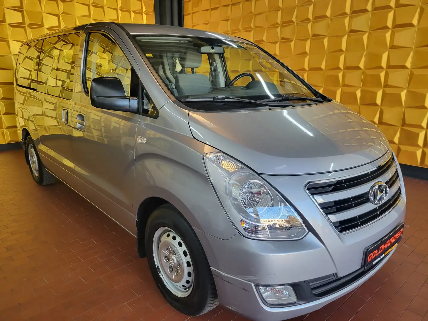 Hyundai H-1 2.5 CRDi Travel KAMERA/TEMP/NAV Gris - 2