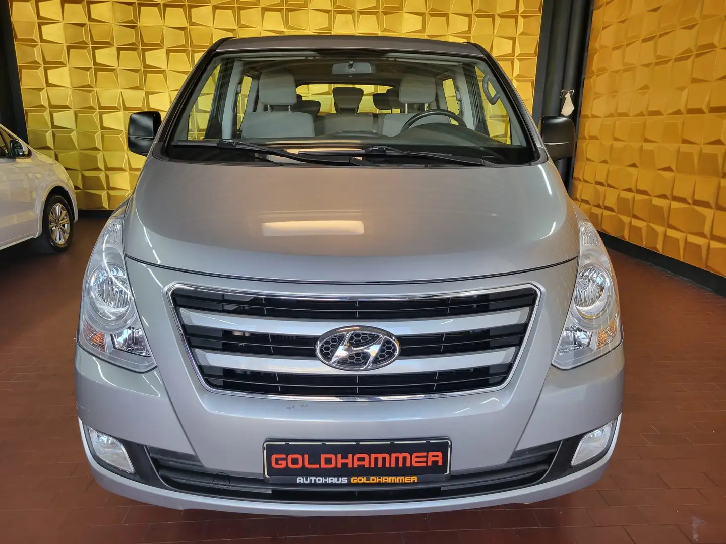 Hyundai H-1 2.5 CRDi Travel KAMERA/TEMP/NAV Gris - 1